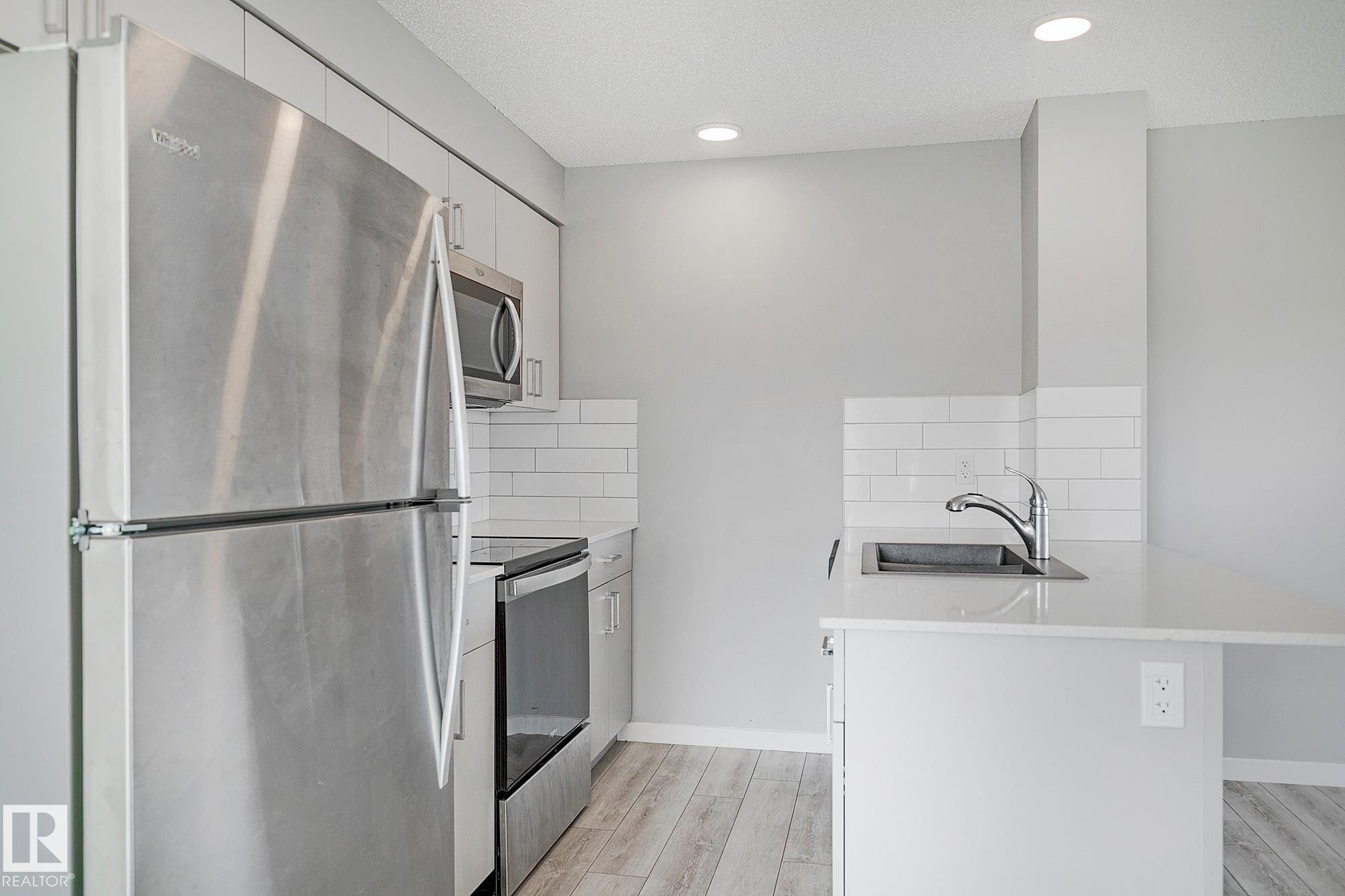 #20 1530 Tamarack Boulevard Nw, Edmonton, AB - Indoor Photo Showing Kitchen