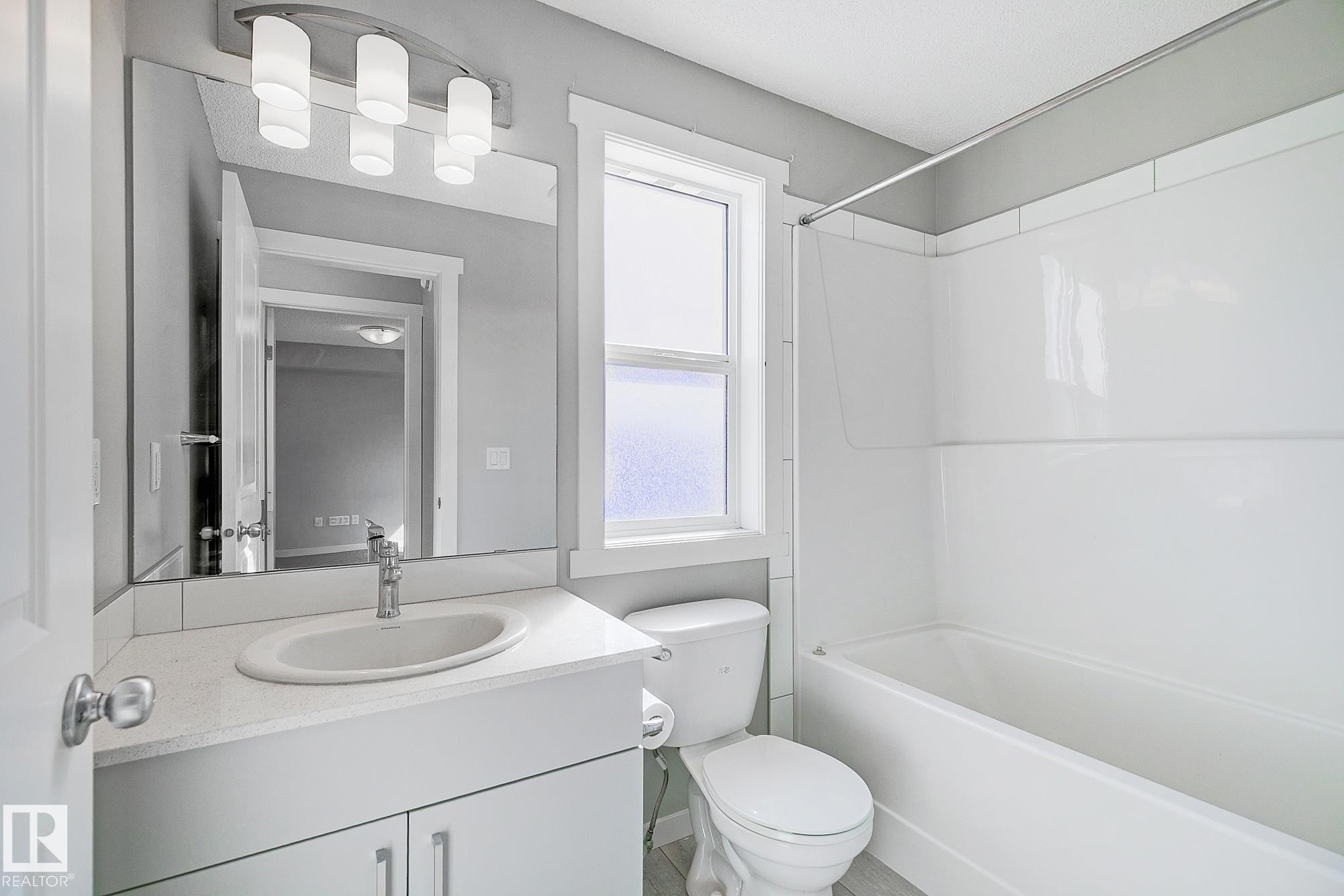 #20 1530 Tamarack Boulevard Nw, Edmonton, AB - Indoor Photo Showing Bathroom