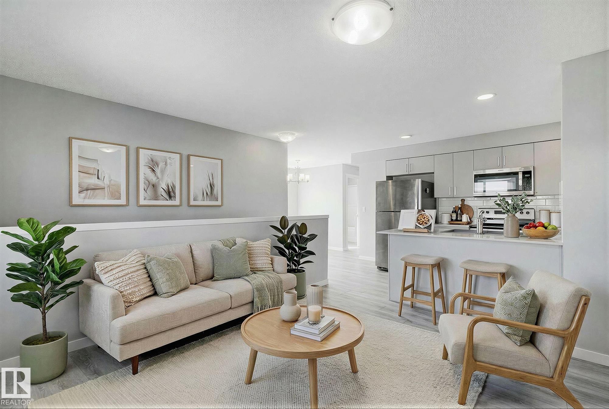 #20 1530 Tamarack Boulevard Nw, Edmonton, AB - Indoor Photo Showing Living Room