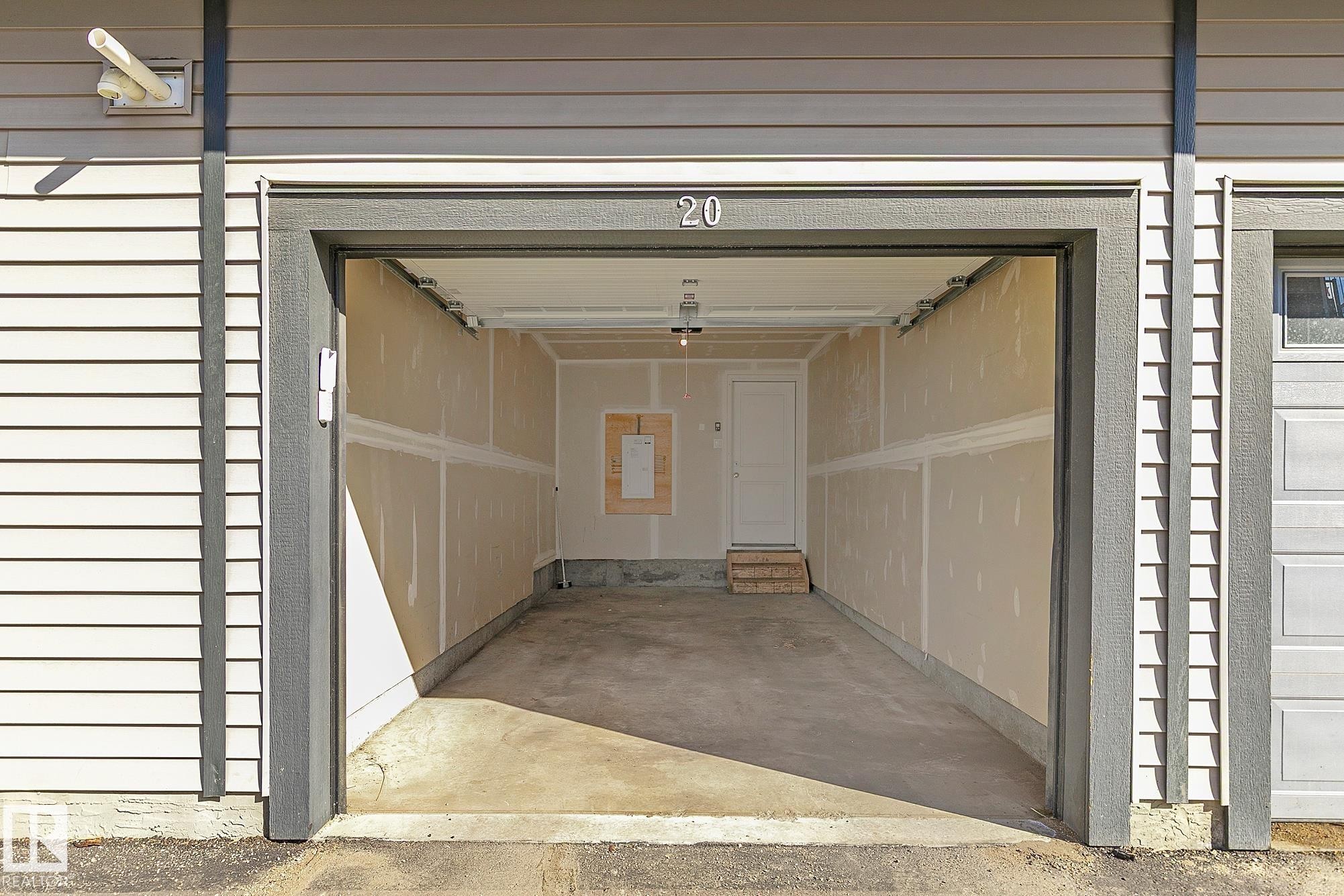 #20 1530 Tamarack Boulevard Nw, Edmonton, AB - Indoor Photo Showing Garage