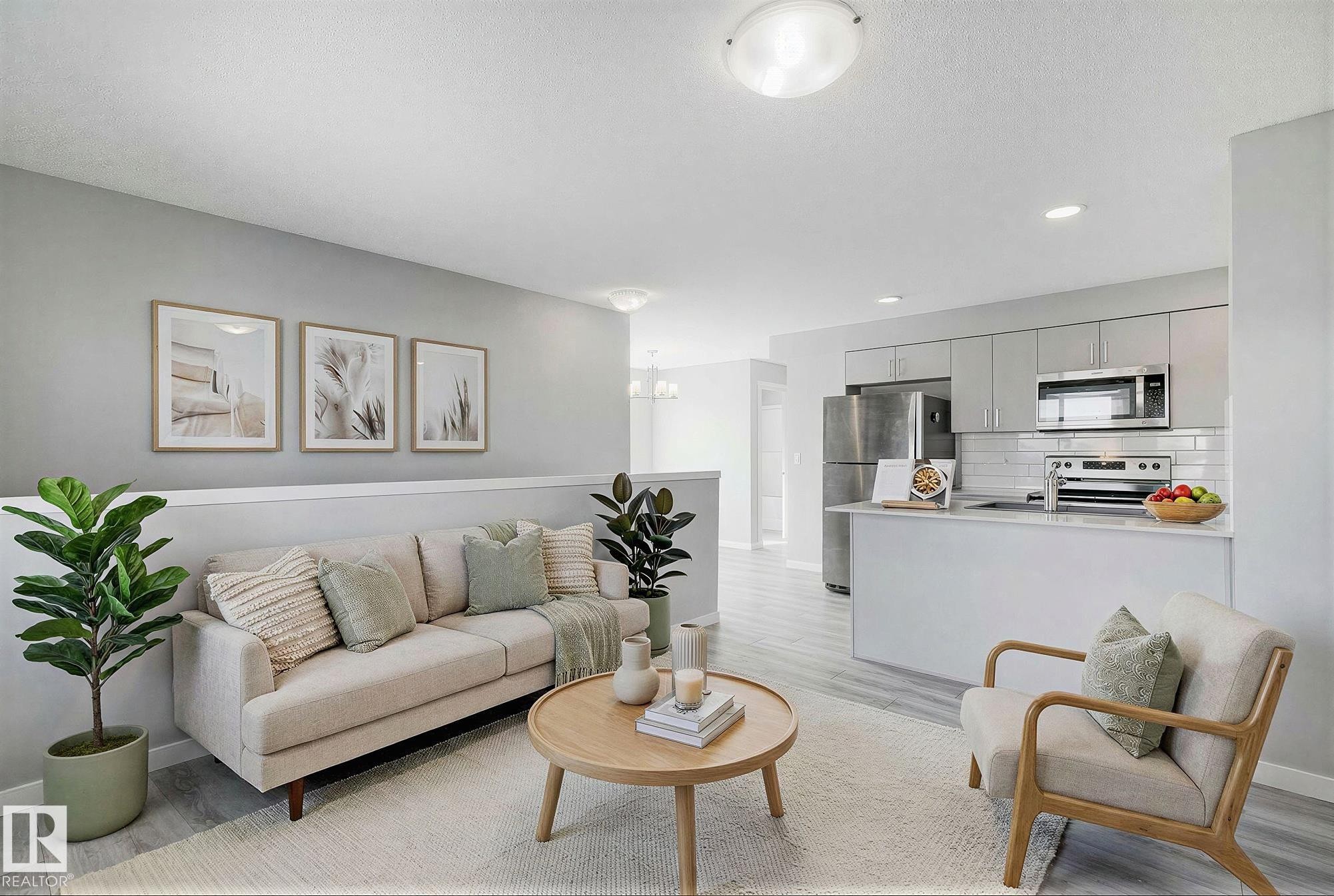 #20 1530 Tamarack Boulevard Nw, Edmonton, AB - Indoor Photo Showing Living Room