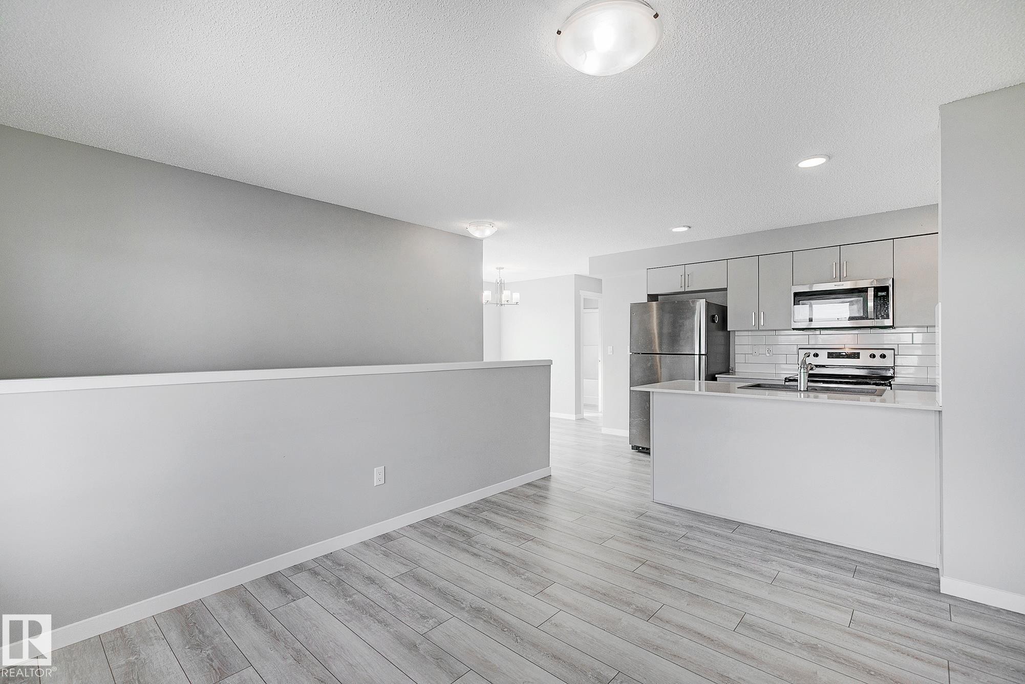 #20 1530 Tamarack Boulevard Nw, Edmonton, AB - Indoor Photo Showing Kitchen