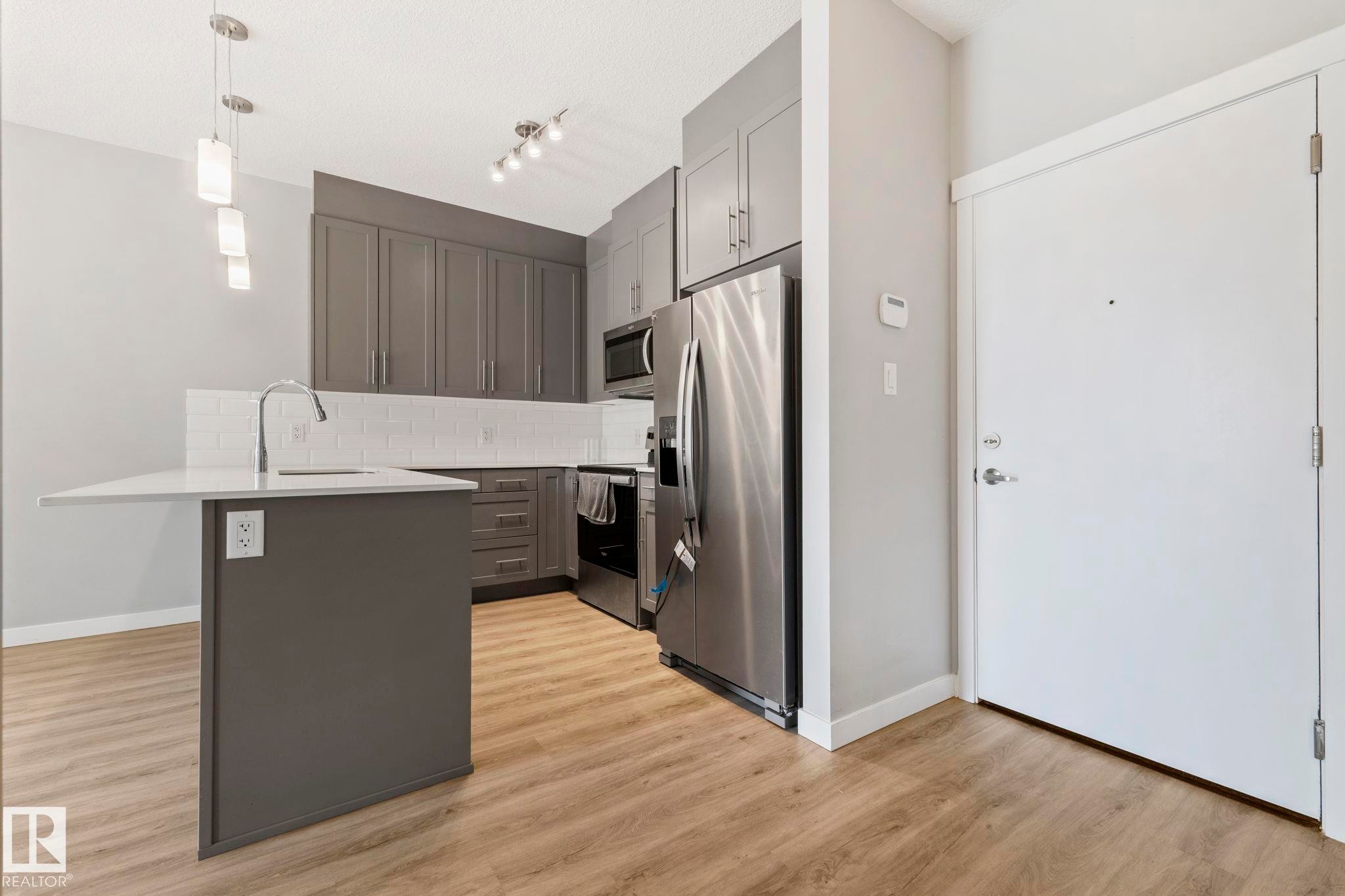 #121 812 Welsh Dr Sw, Edmonton, AB - Indoor Photo Showing Kitchen