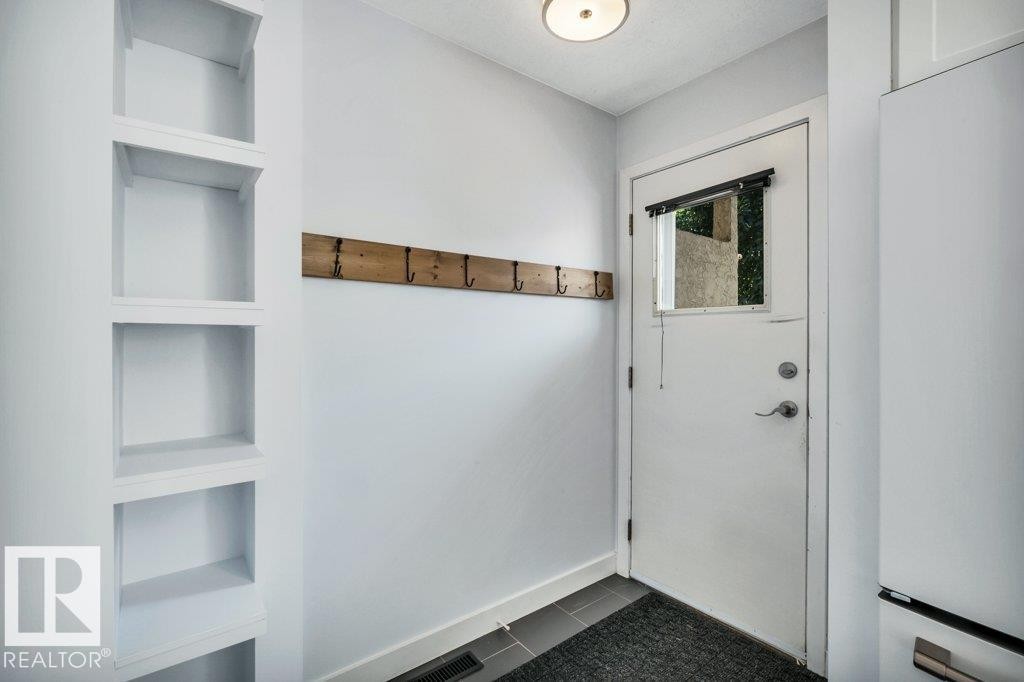 9321 98 Avenue Nw, Edmonton, AB - Indoor Photo Showing Other Room