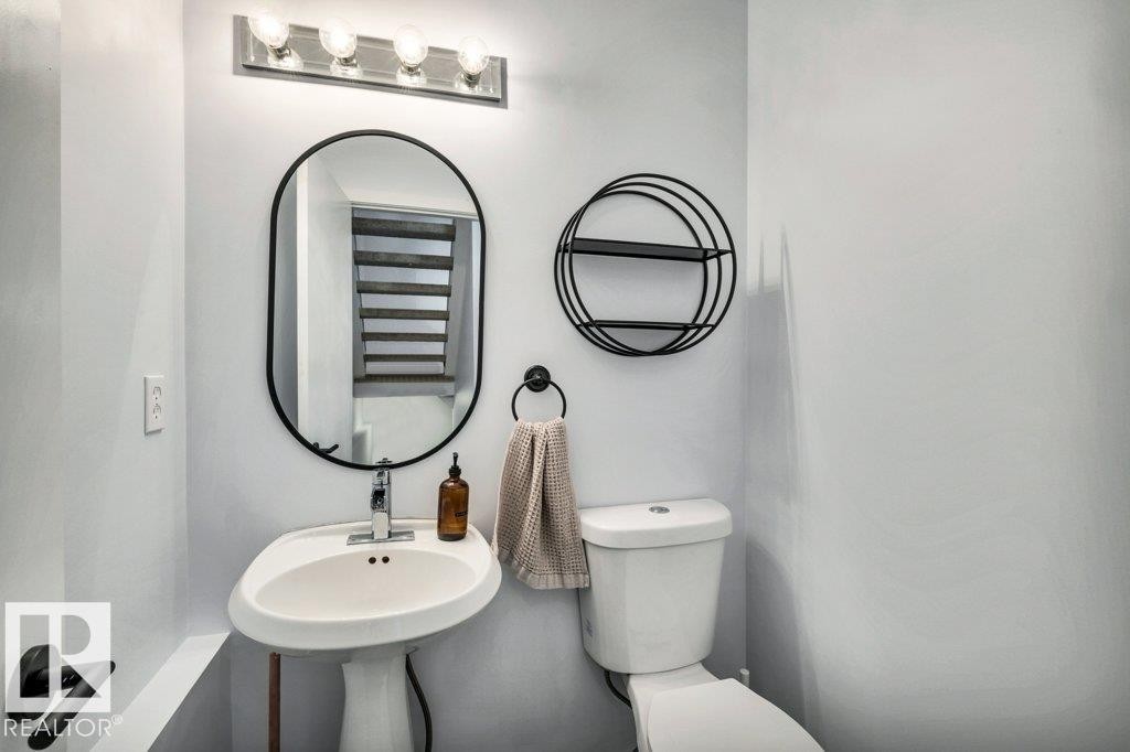 9321 98 Avenue Nw, Edmonton, AB - Indoor Photo Showing Bathroom