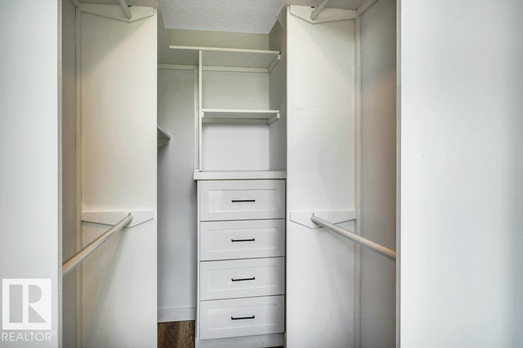 9321 98 Avenue Nw, Edmonton, AB - Indoor Photo Showing Other Room