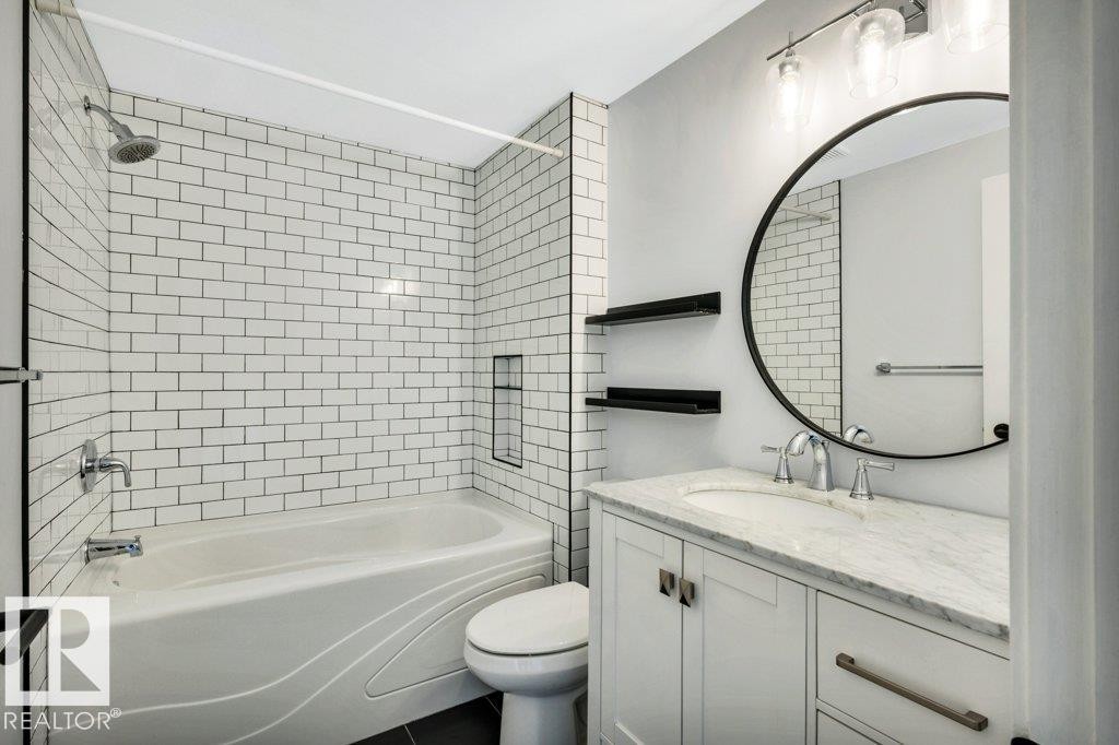 9321 98 Avenue Nw, Edmonton, AB - Indoor Photo Showing Bathroom
