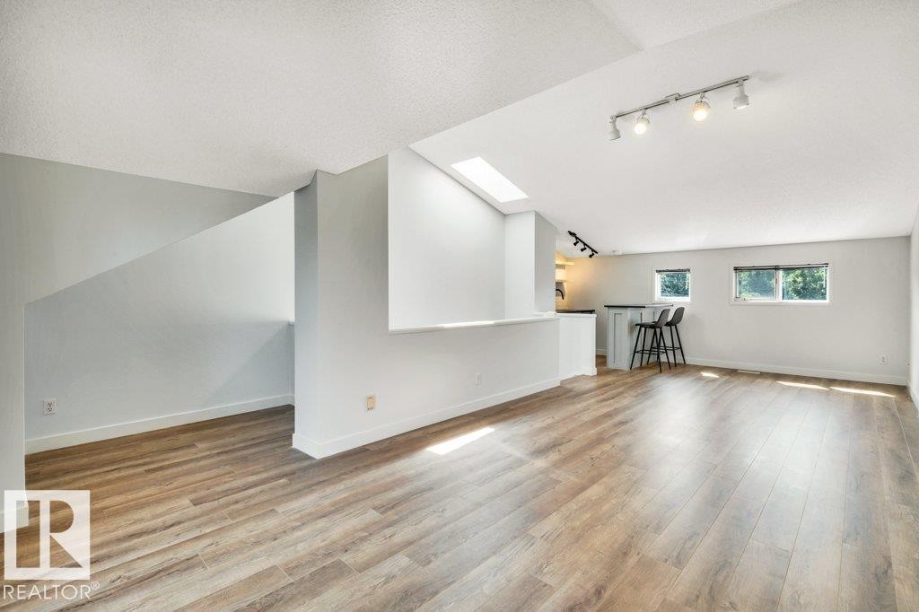 9321 98 Avenue Nw, Edmonton, AB - Indoor Photo Showing Other Room
