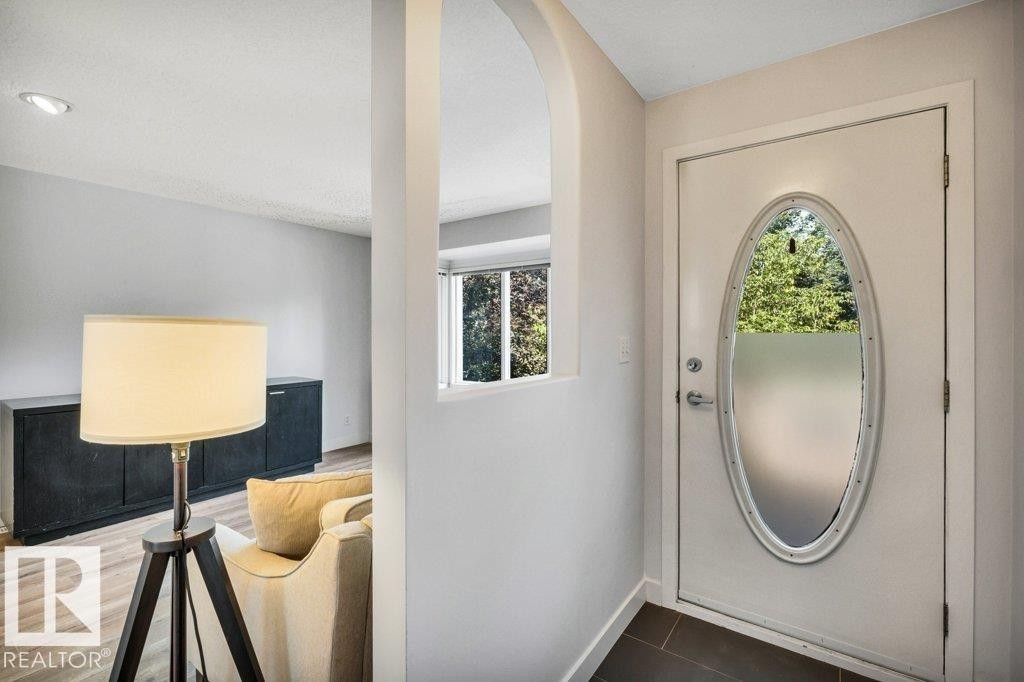 9321 98 Avenue Nw, Edmonton, AB - Indoor Photo Showing Other Room