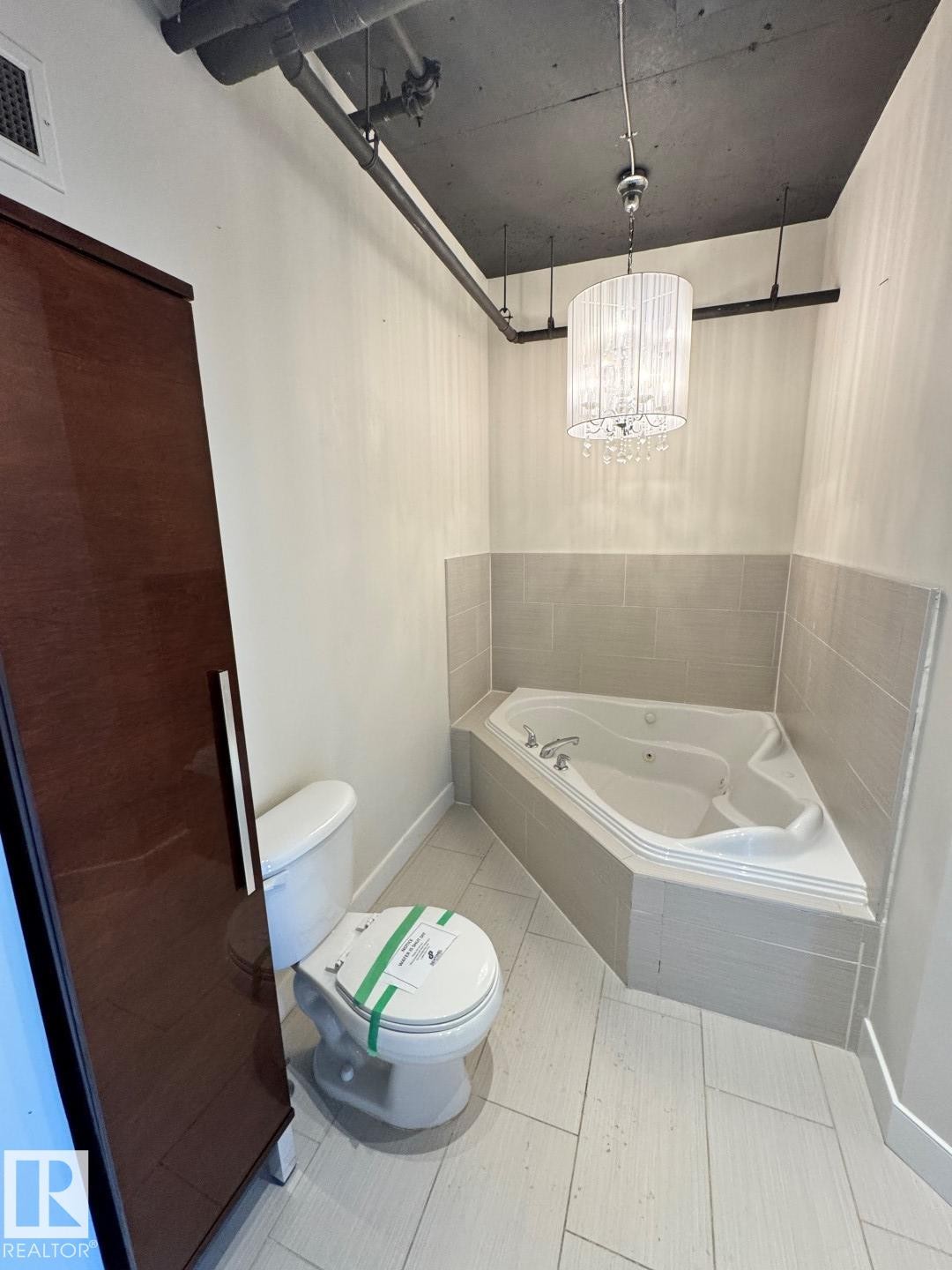 #304 10179 105 St Nw, Edmonton, AB - Indoor Photo Showing Bathroom