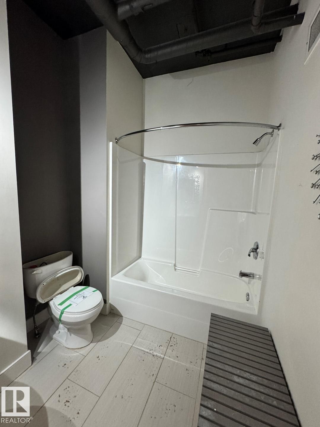 #304 10179 105 St Nw, Edmonton, AB - Indoor Photo Showing Bathroom