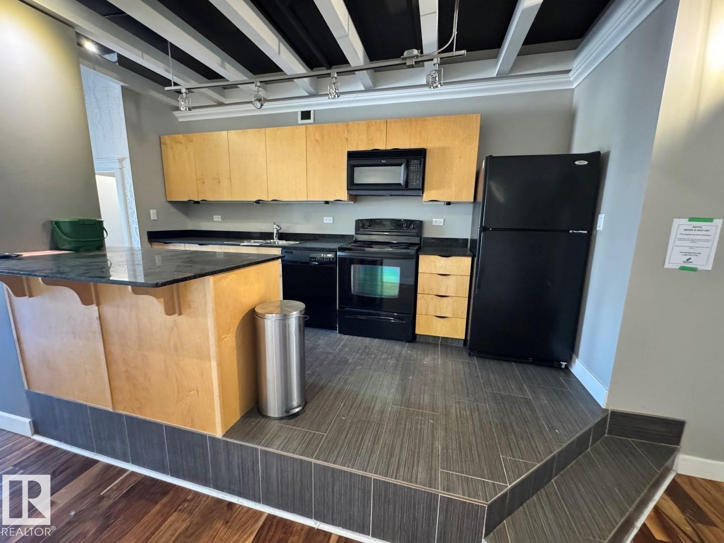 #304 10179 105 St Nw, Edmonton, AB - Indoor Photo Showing Kitchen