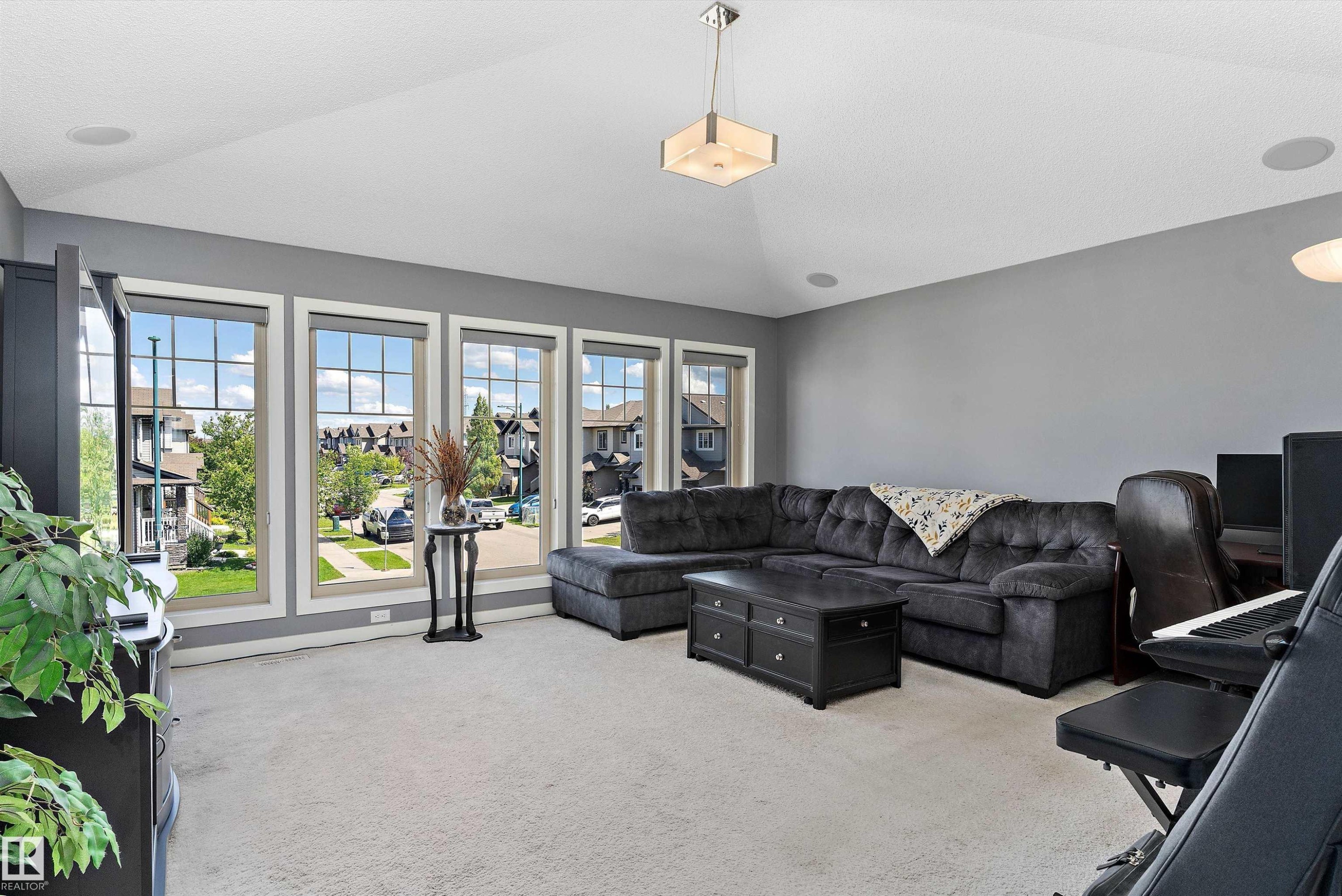 1708 32 Street Nw, Edmonton, AB - Indoor Photo Showing Living Room