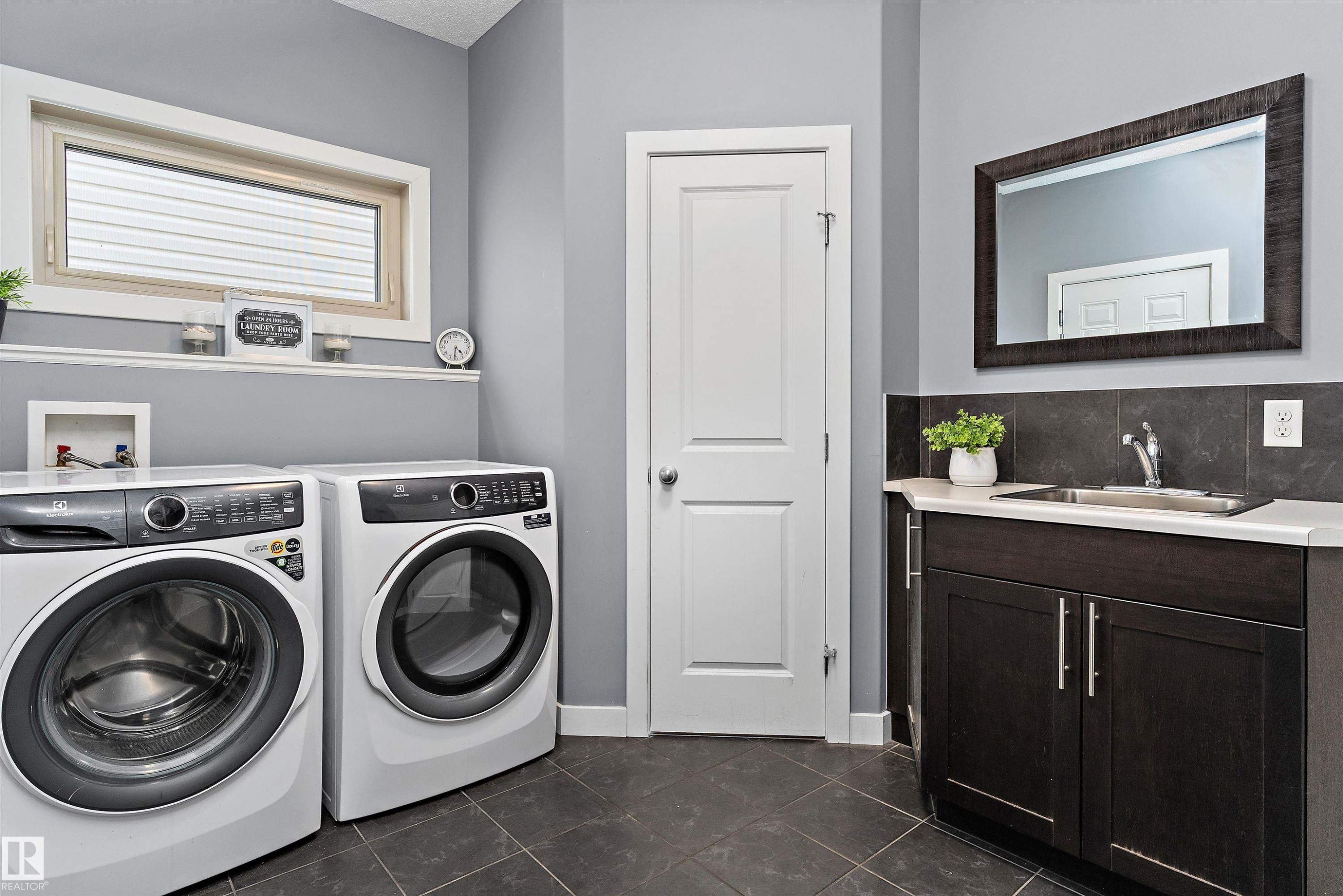 1708 32 Street Nw, Edmonton, AB - Indoor Photo Showing Laundry Room