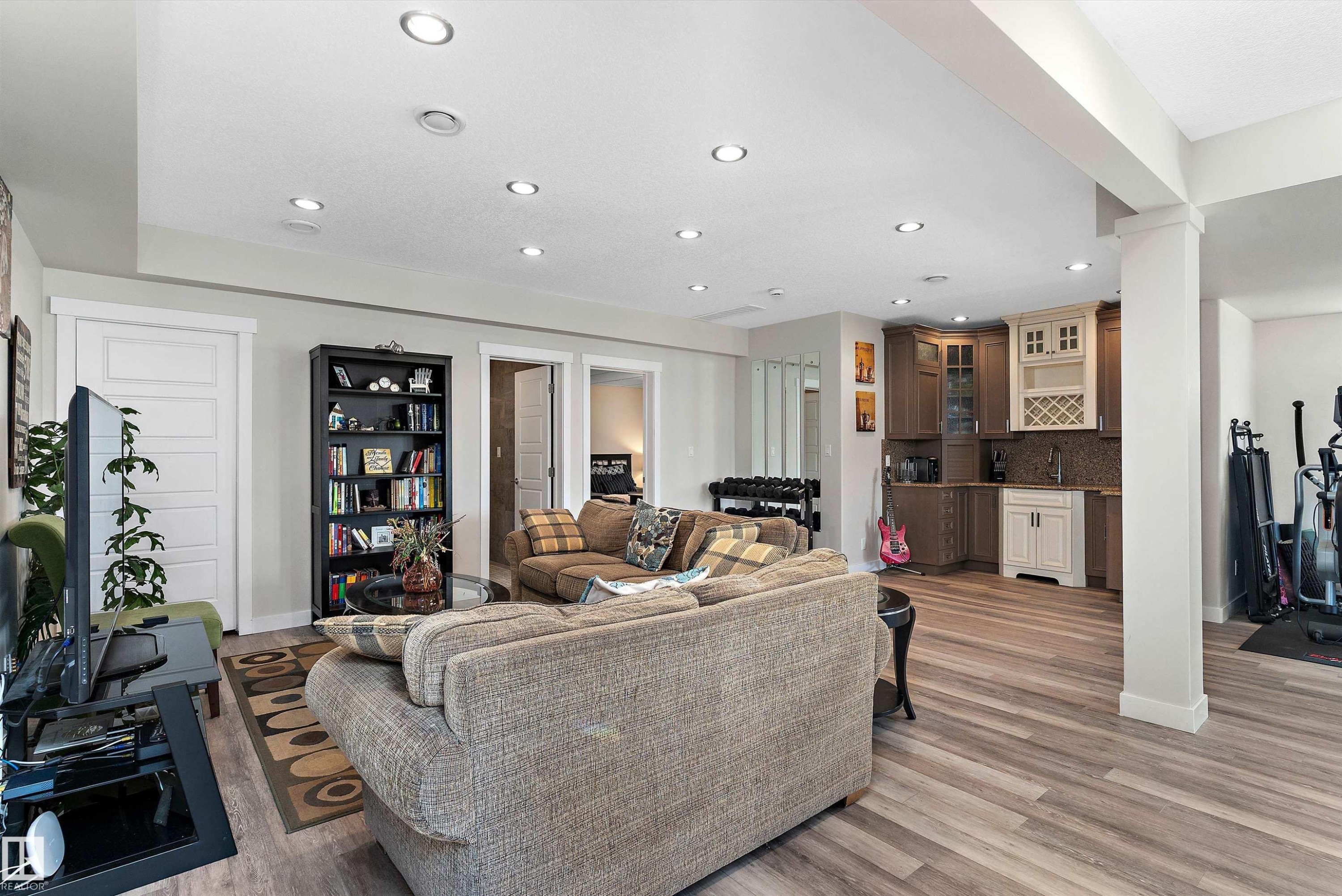 1708 32 Street Nw, Edmonton, AB - Indoor