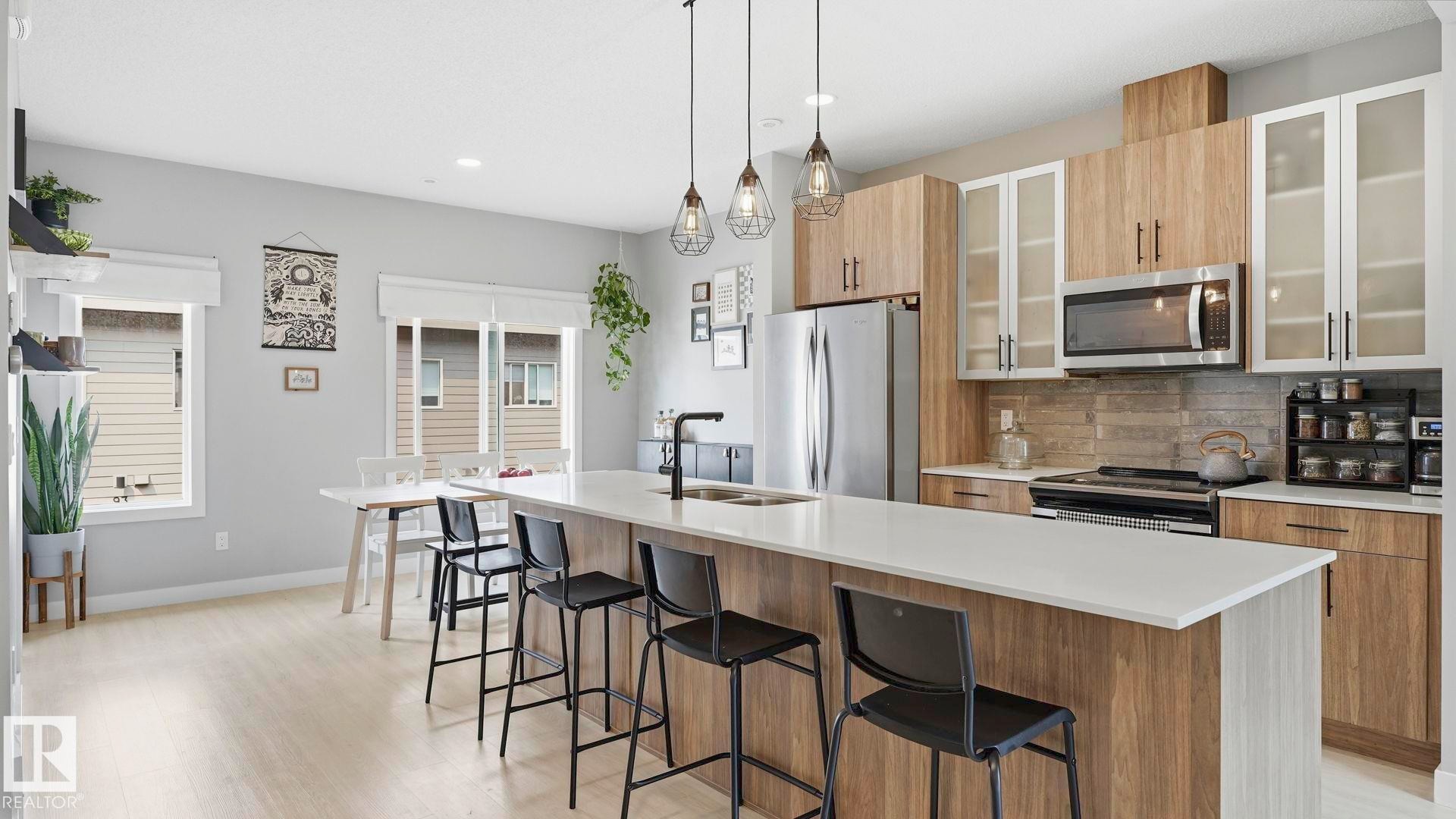 #80 804 Welsh Dr Sw, Edmonton, AB - Indoor Photo Showing Kitchen With Stainless Steel Kitchen With Double Sink With Upgraded Kitchen