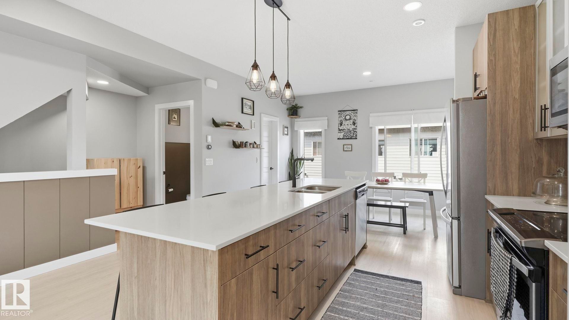 #80 804 Welsh Dr Sw, Edmonton, AB - Indoor Photo Showing Kitchen With Double Sink With Upgraded Kitchen