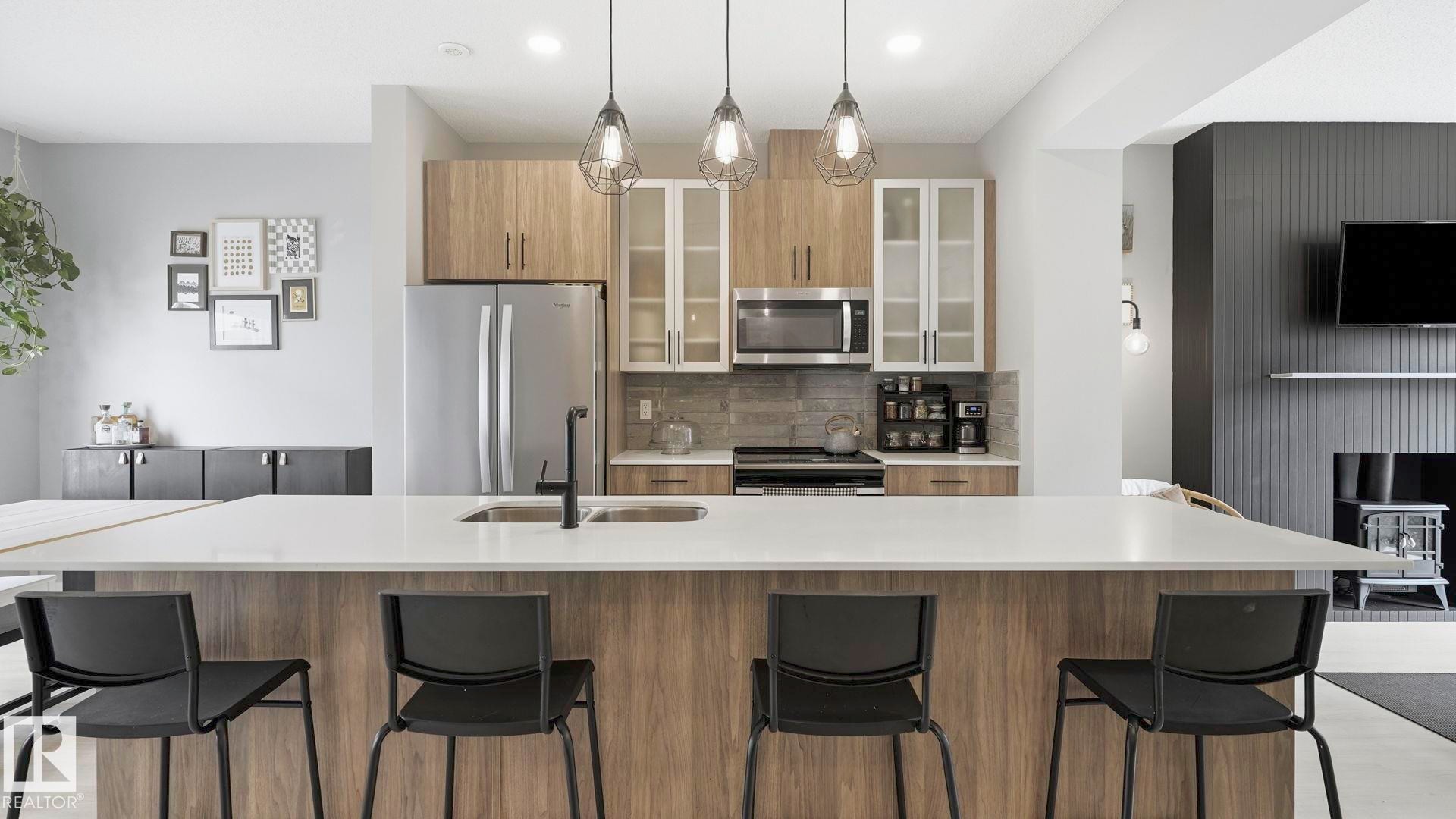 #80 804 Welsh Dr Sw, Edmonton, AB - Indoor Photo Showing Kitchen With Stainless Steel Kitchen With Double Sink With Upgraded Kitchen