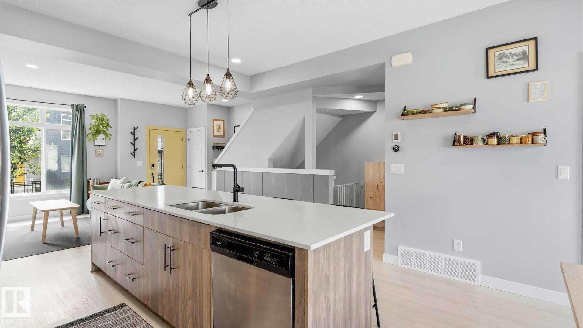 #80 804 Welsh Dr Sw, Edmonton, AB - Indoor Photo Showing Kitchen With Double Sink