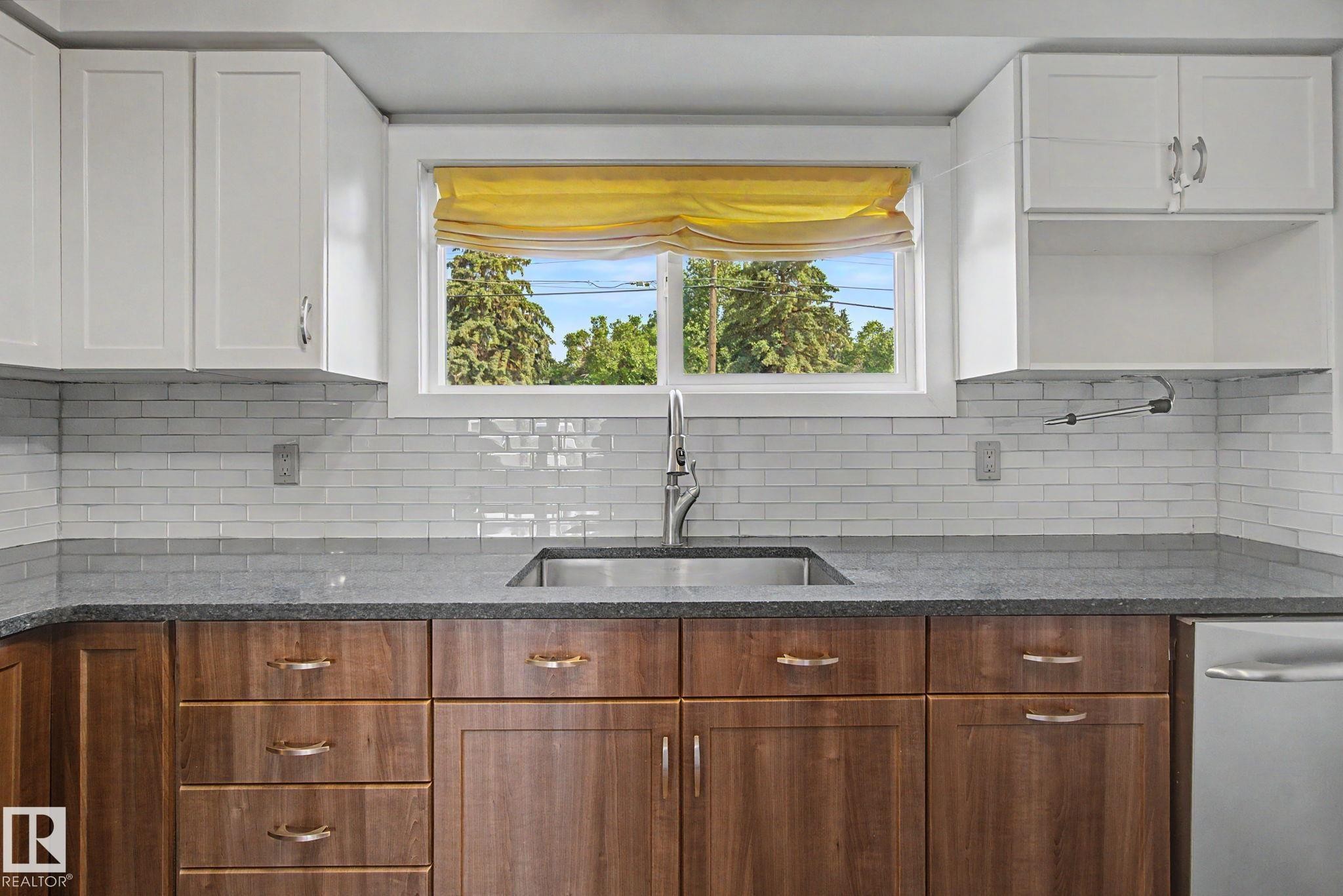 5142 106A Street Nw, Edmonton, AB - Indoor Photo Showing Kitchen