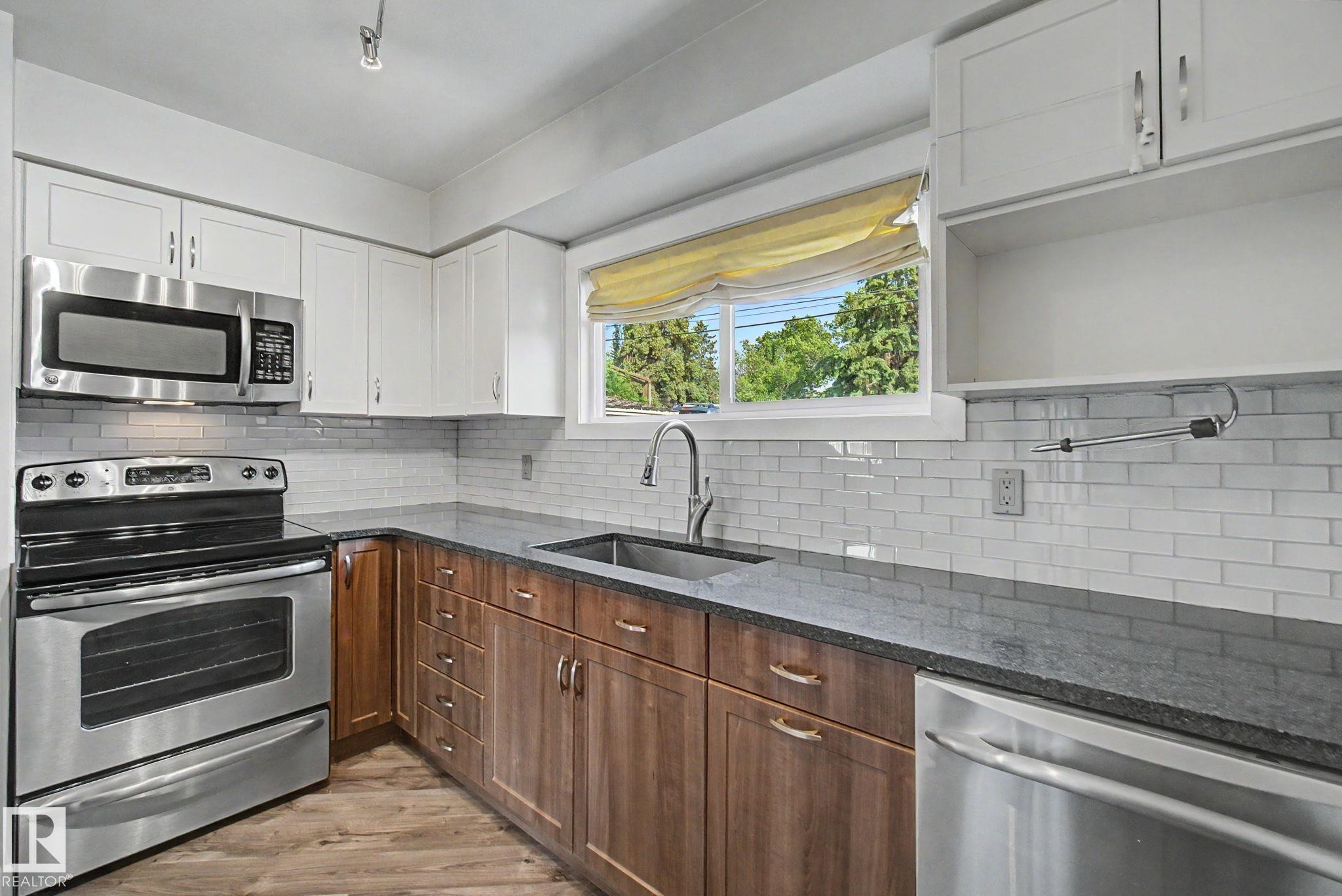 5142 106A Street Nw, Edmonton, AB - Indoor Photo Showing Kitchen With Stainless Steel Kitchen With Upgraded Kitchen
