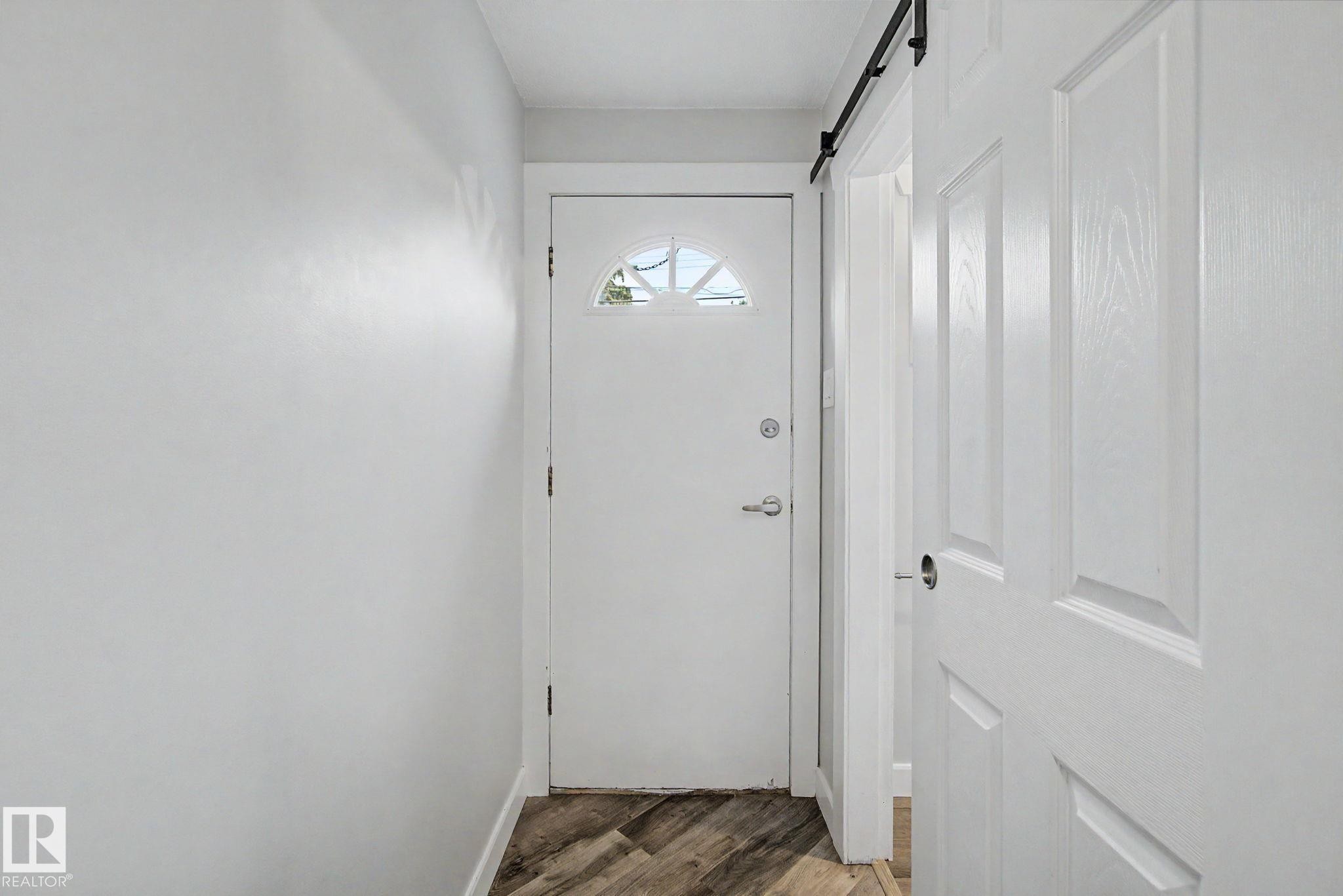 5142 106A Street Nw, Edmonton, AB - Indoor Photo Showing Other Room