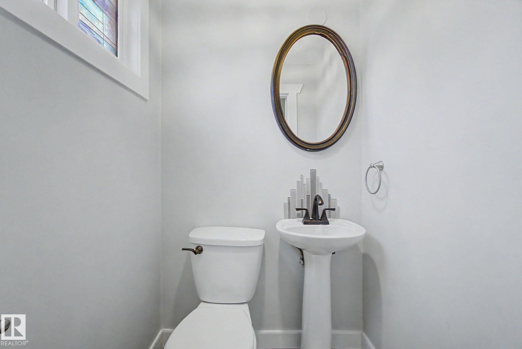 5142 106A Street Nw, Edmonton, AB - Indoor Photo Showing Bathroom