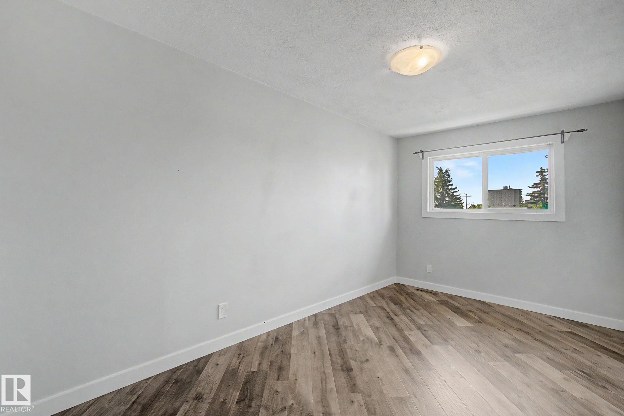 5142 106A Street Nw, Edmonton, AB - Indoor Photo Showing Other Room