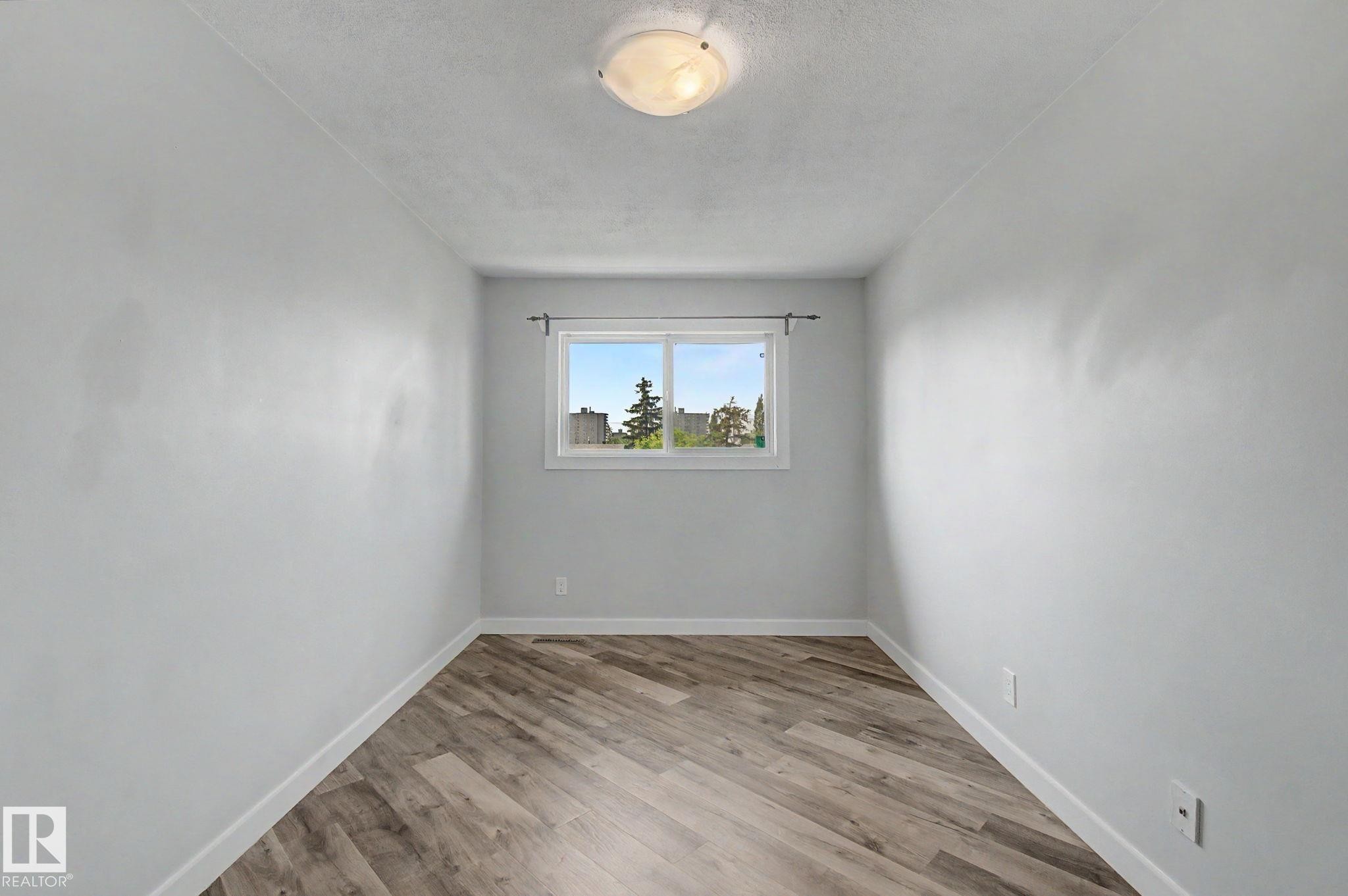 5142 106A Street Nw, Edmonton, AB - Indoor Photo Showing Other Room