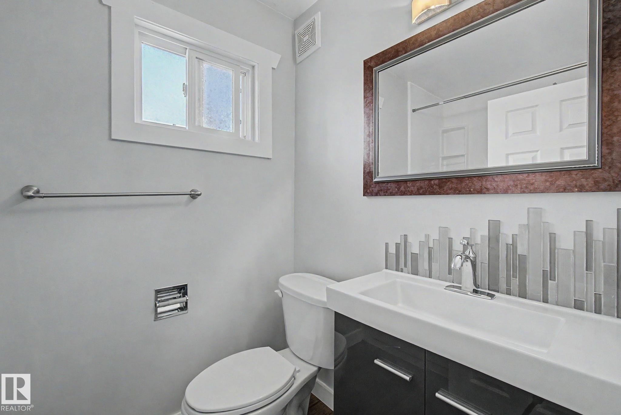 5142 106A Street Nw, Edmonton, AB - Indoor Photo Showing Bathroom