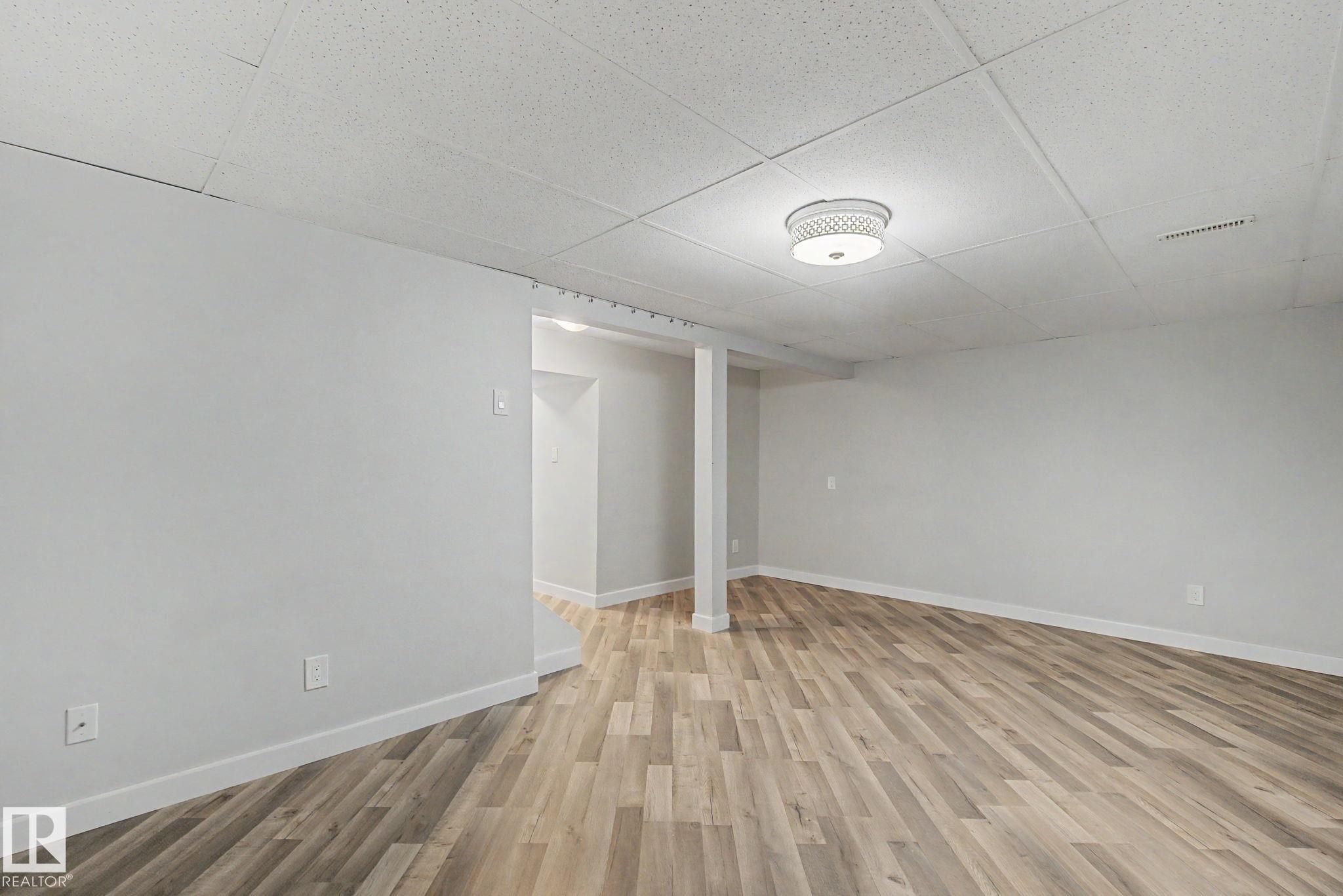5142 106A Street Nw, Edmonton, AB - Indoor Photo Showing Other Room