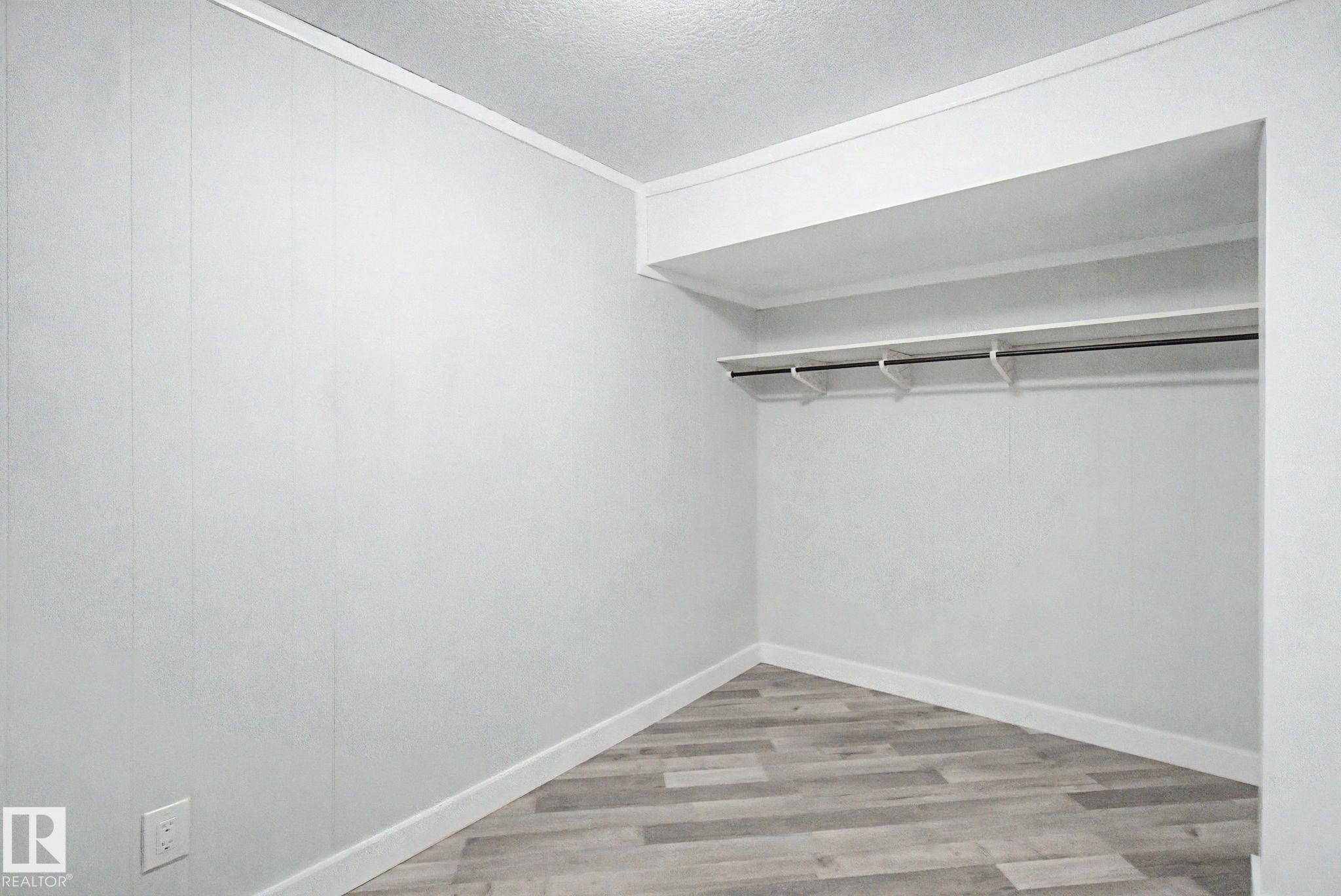 5142 106A Street Nw, Edmonton, AB - Indoor