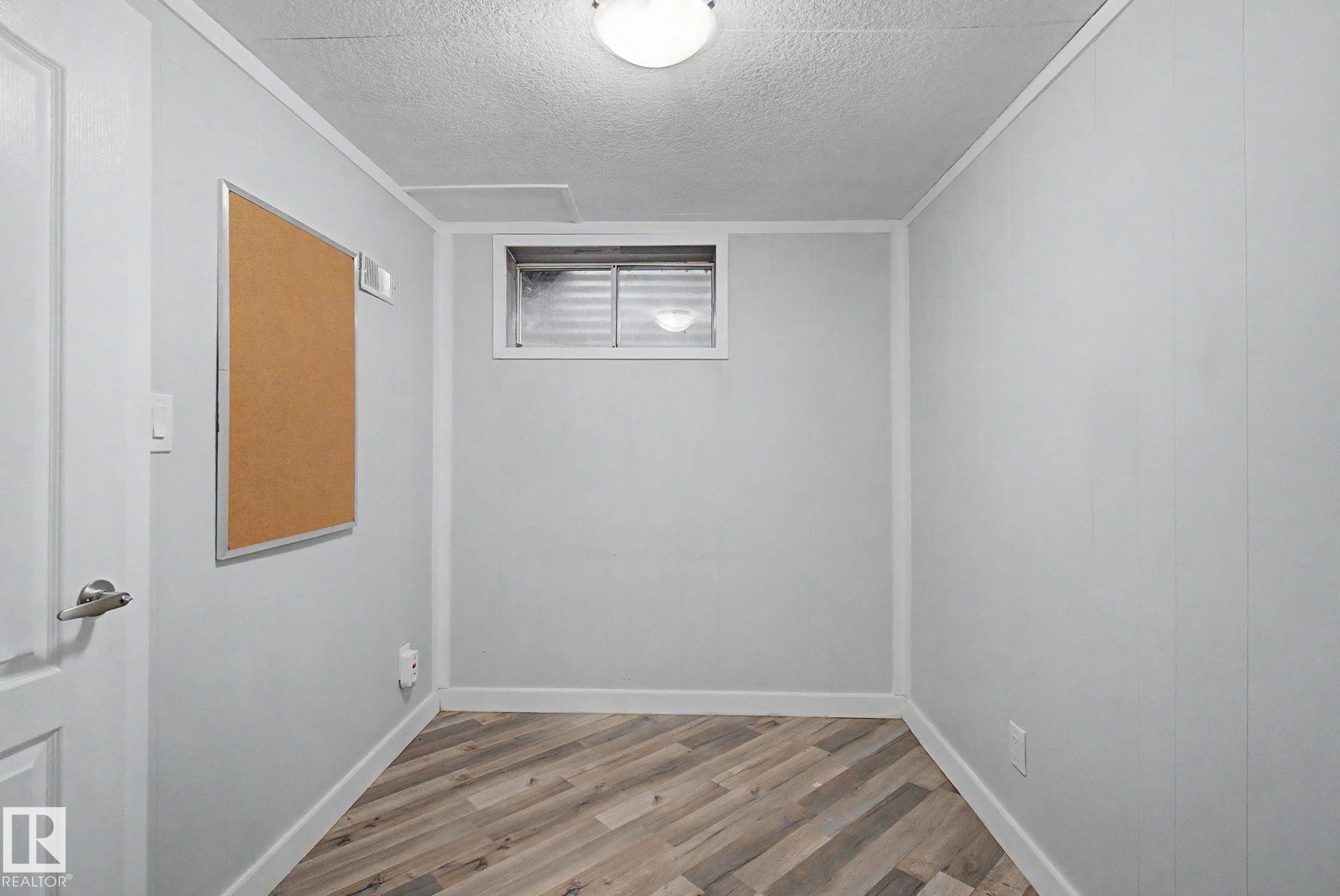 5142 106A Street Nw, Edmonton, AB - Indoor Photo Showing Other Room