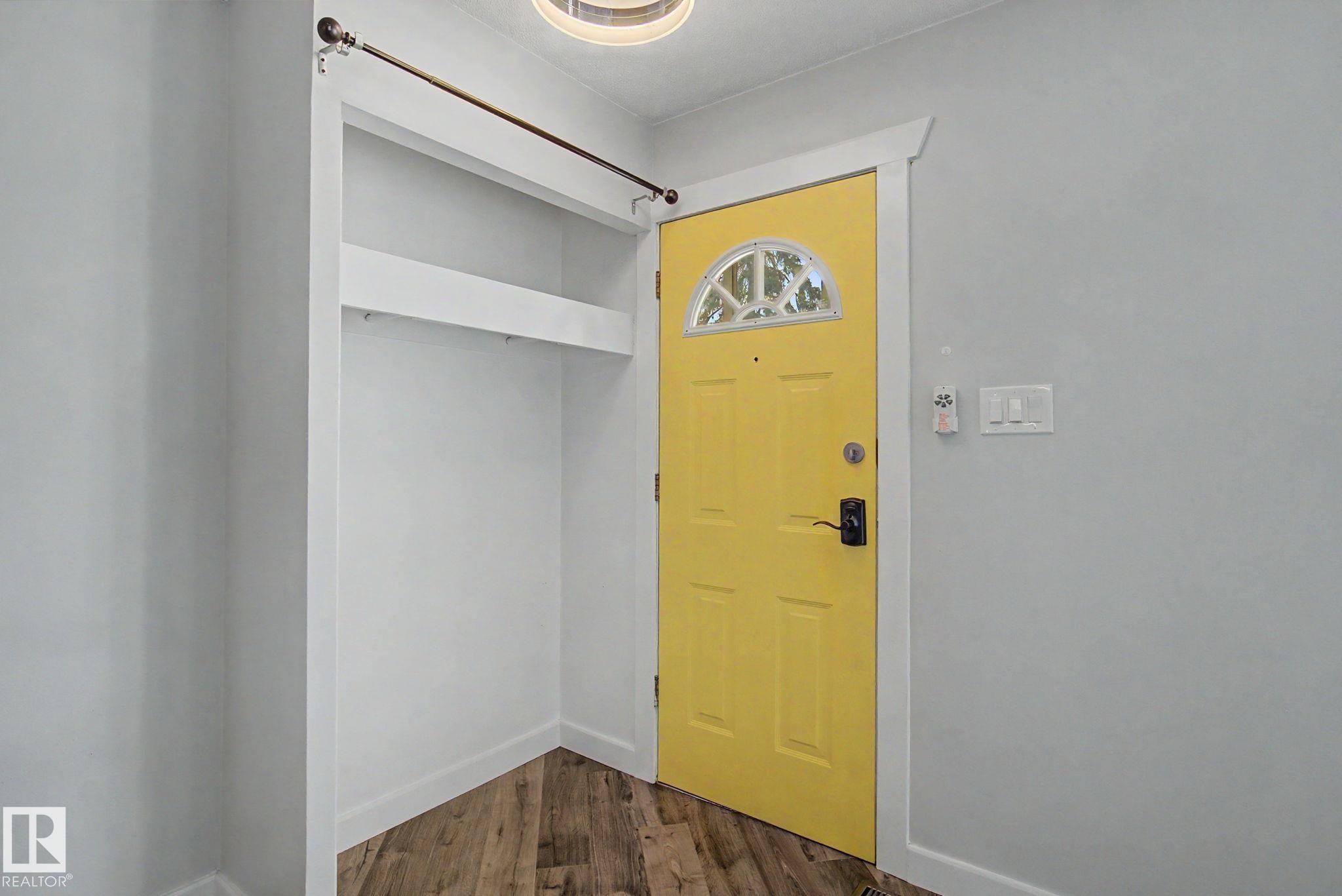 5142 106A Street Nw, Edmonton, AB - Indoor Photo Showing Other Room