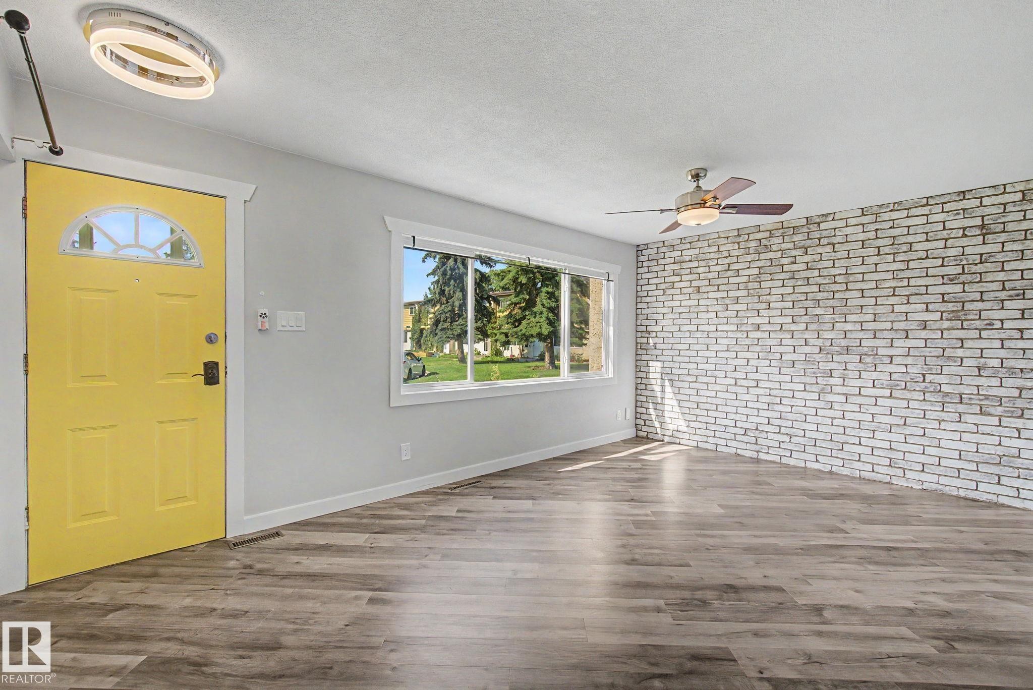 5142 106A Street Nw, Edmonton, AB - Indoor Photo Showing Other Room