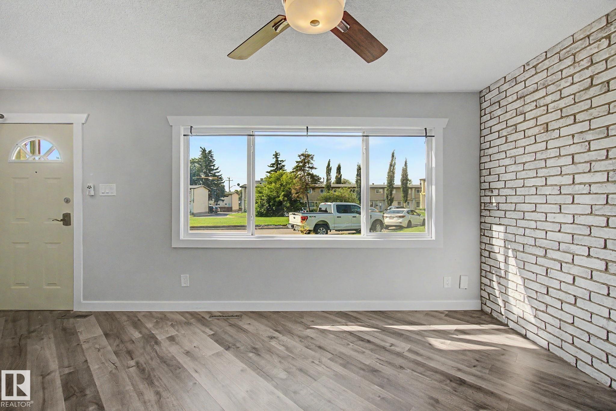 5142 106A Street Nw, Edmonton, AB - Indoor Photo Showing Other Room