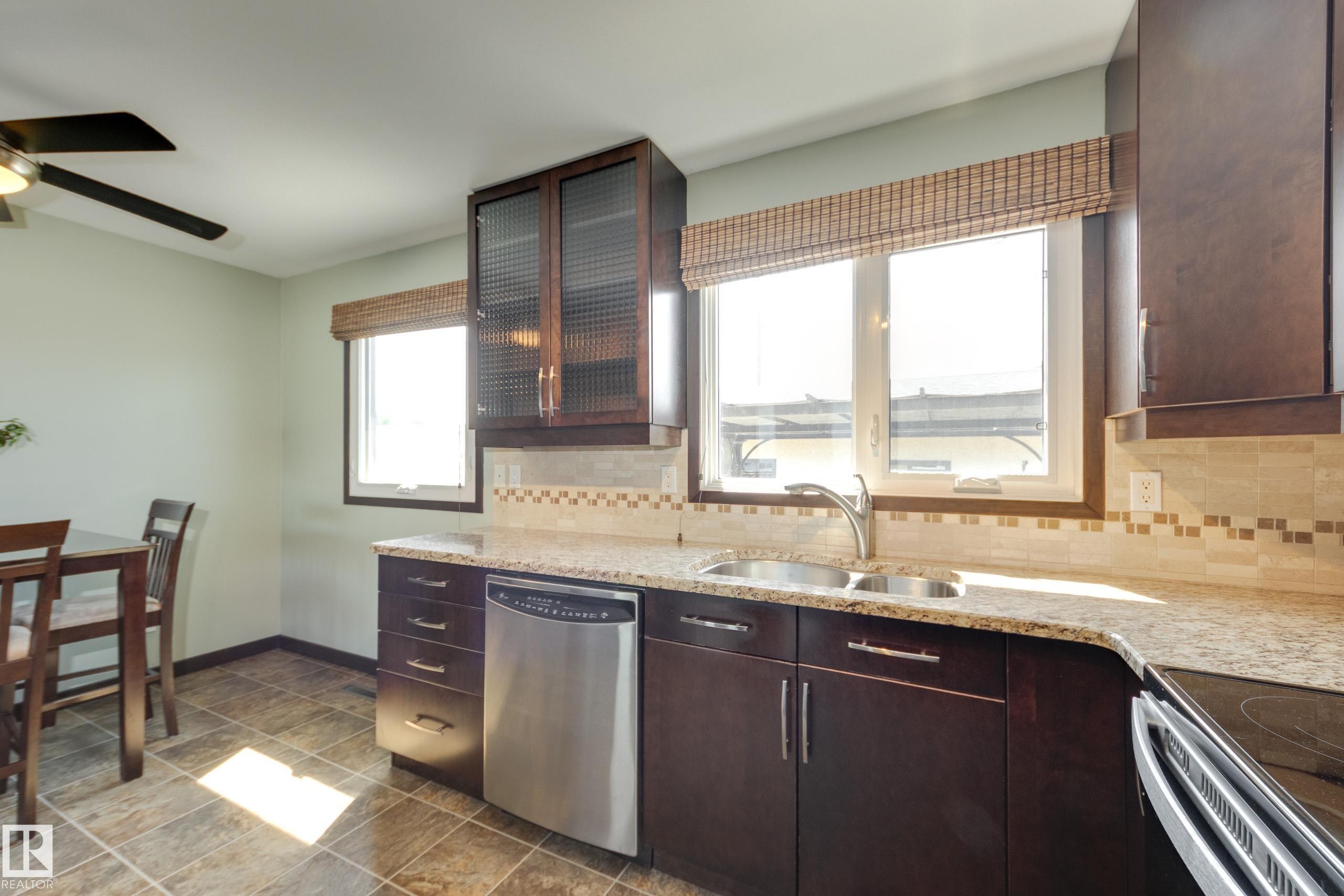 8003 136 Avenue Nw, Edmonton, AB - Indoor Photo Showing Kitchen