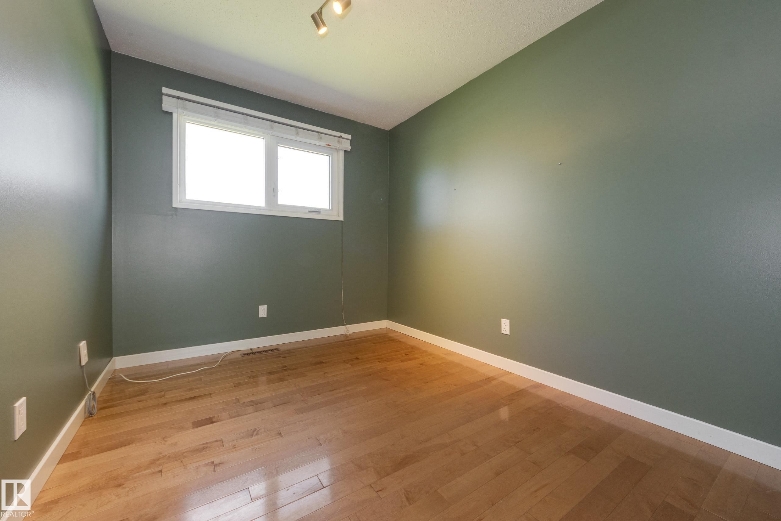 8003 136 Avenue Nw, Edmonton, AB - Indoor Photo Showing Other Room