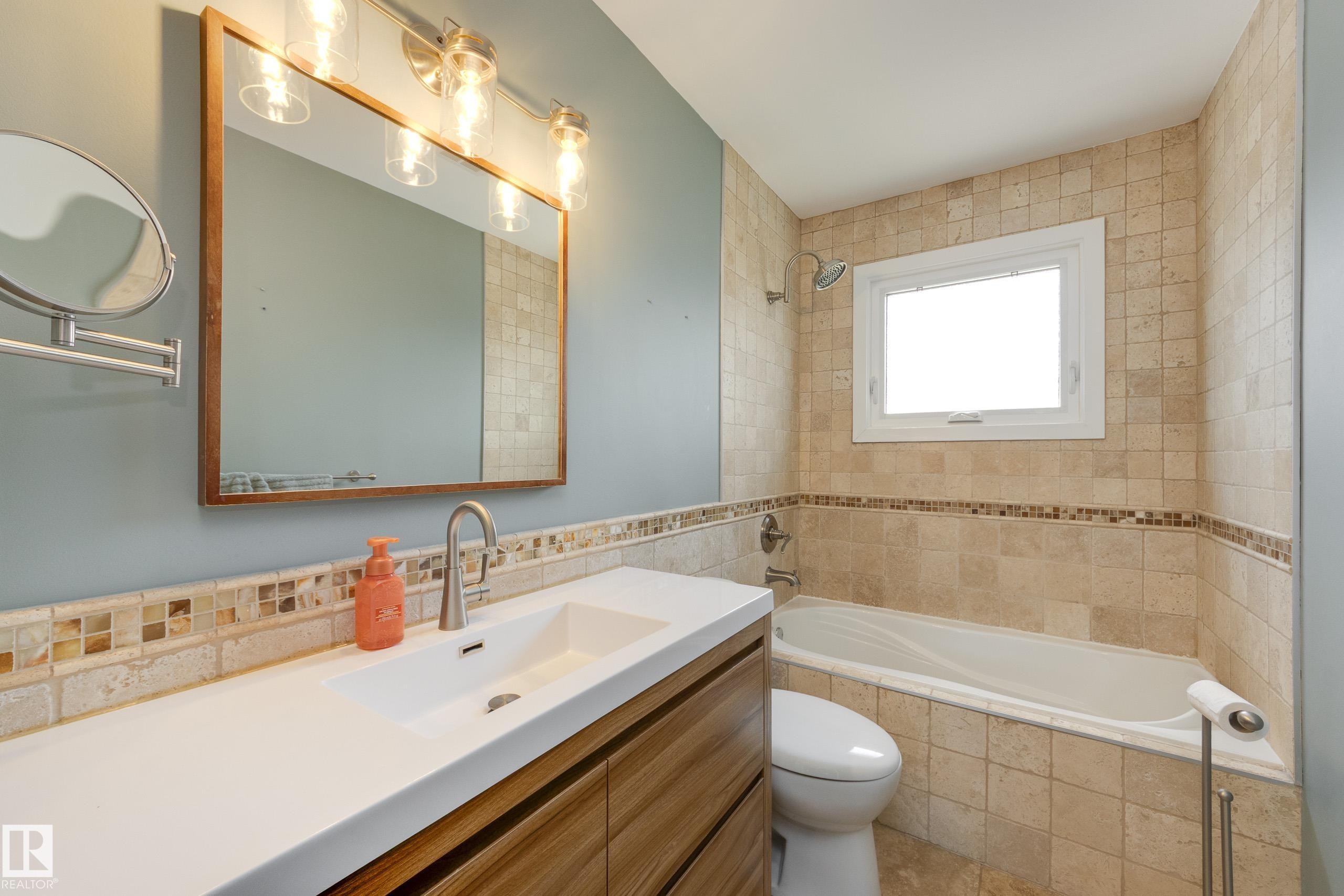8003 136 Avenue Nw, Edmonton, AB - Indoor Photo Showing Bathroom