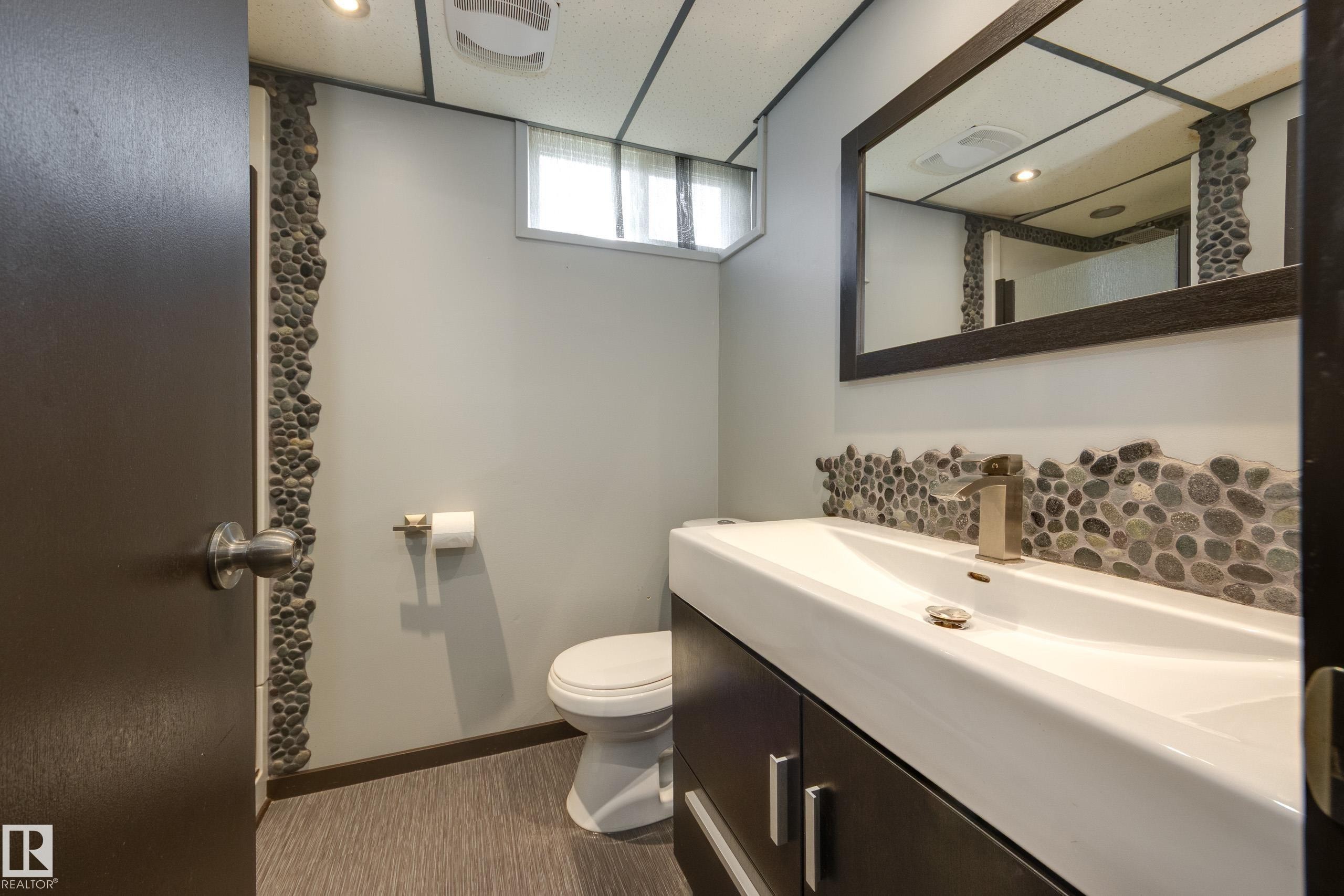 8003 136 Avenue Nw, Edmonton, AB - Indoor Photo Showing Bathroom
