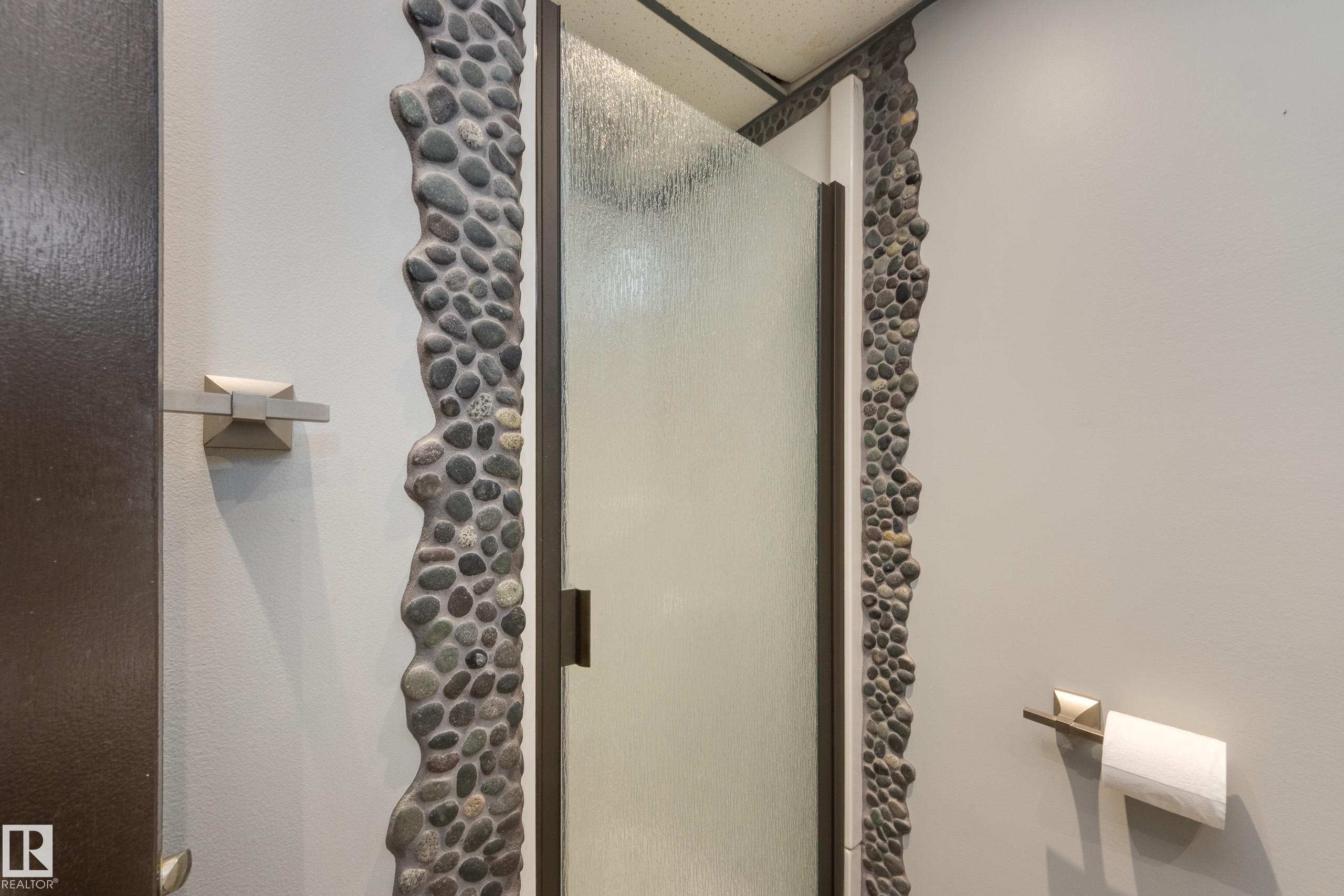8003 136 Avenue Nw, Edmonton, AB - Indoor Photo Showing Bathroom