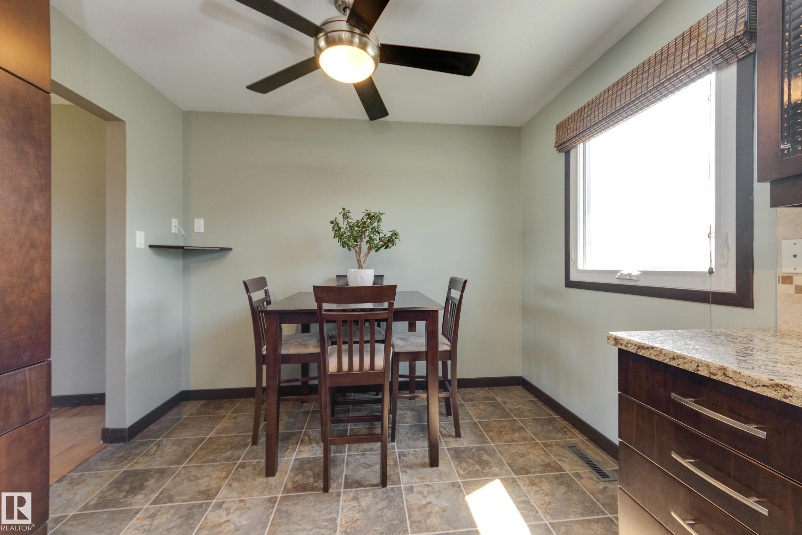 8003 136 Avenue Nw, Edmonton, AB - Indoor Photo Showing Dining Room