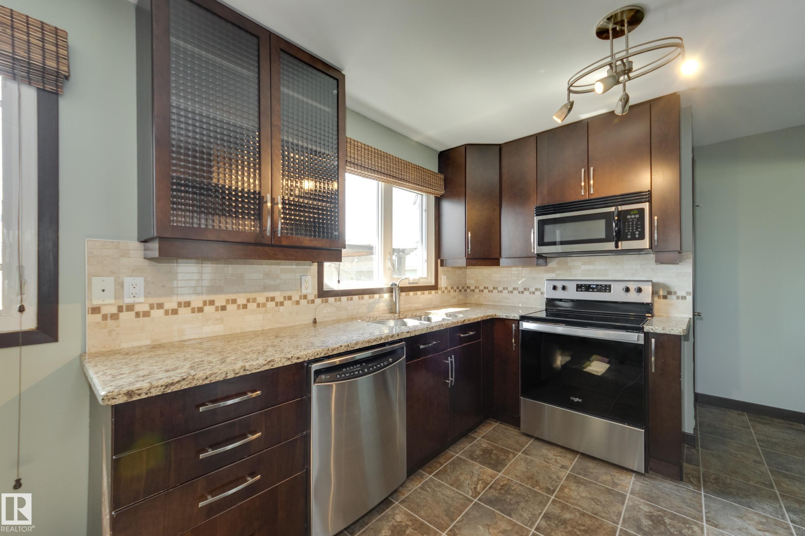 8003 136 Avenue Nw, Edmonton, AB - Indoor Photo Showing Kitchen With Double Sink