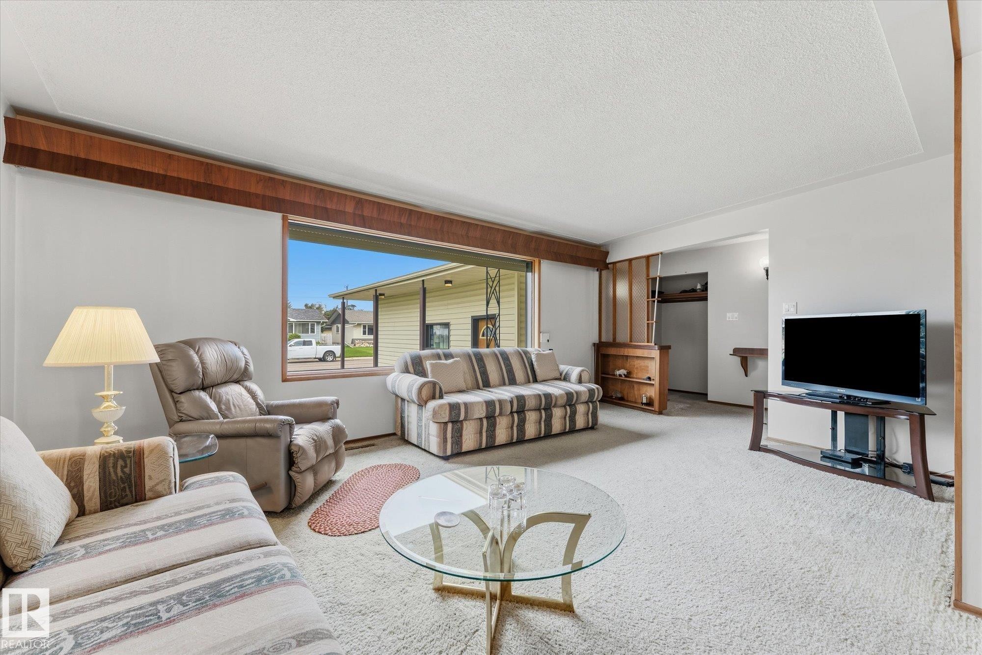 8727 73 Street Nw, Edmonton, AB - Indoor Photo Showing Living Room