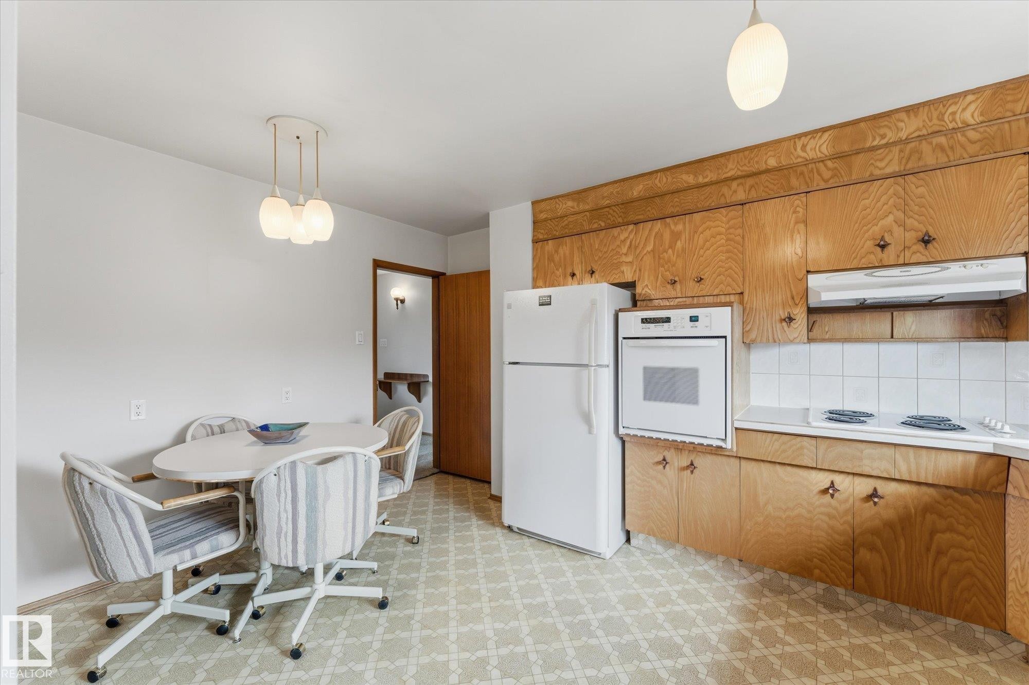 8727 73 Street Nw, Edmonton, AB - Indoor Photo Showing Kitchen
