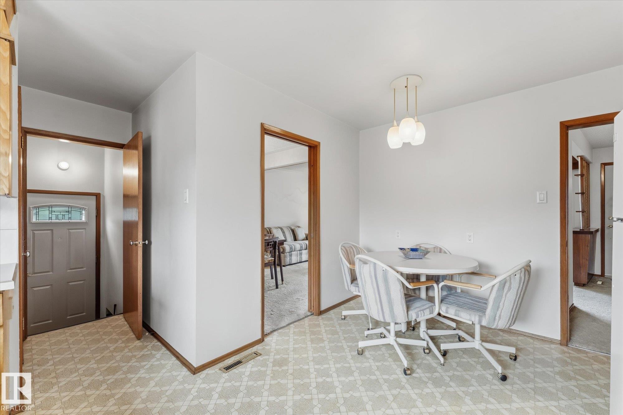 8727 73 Street Nw, Edmonton, AB - Indoor