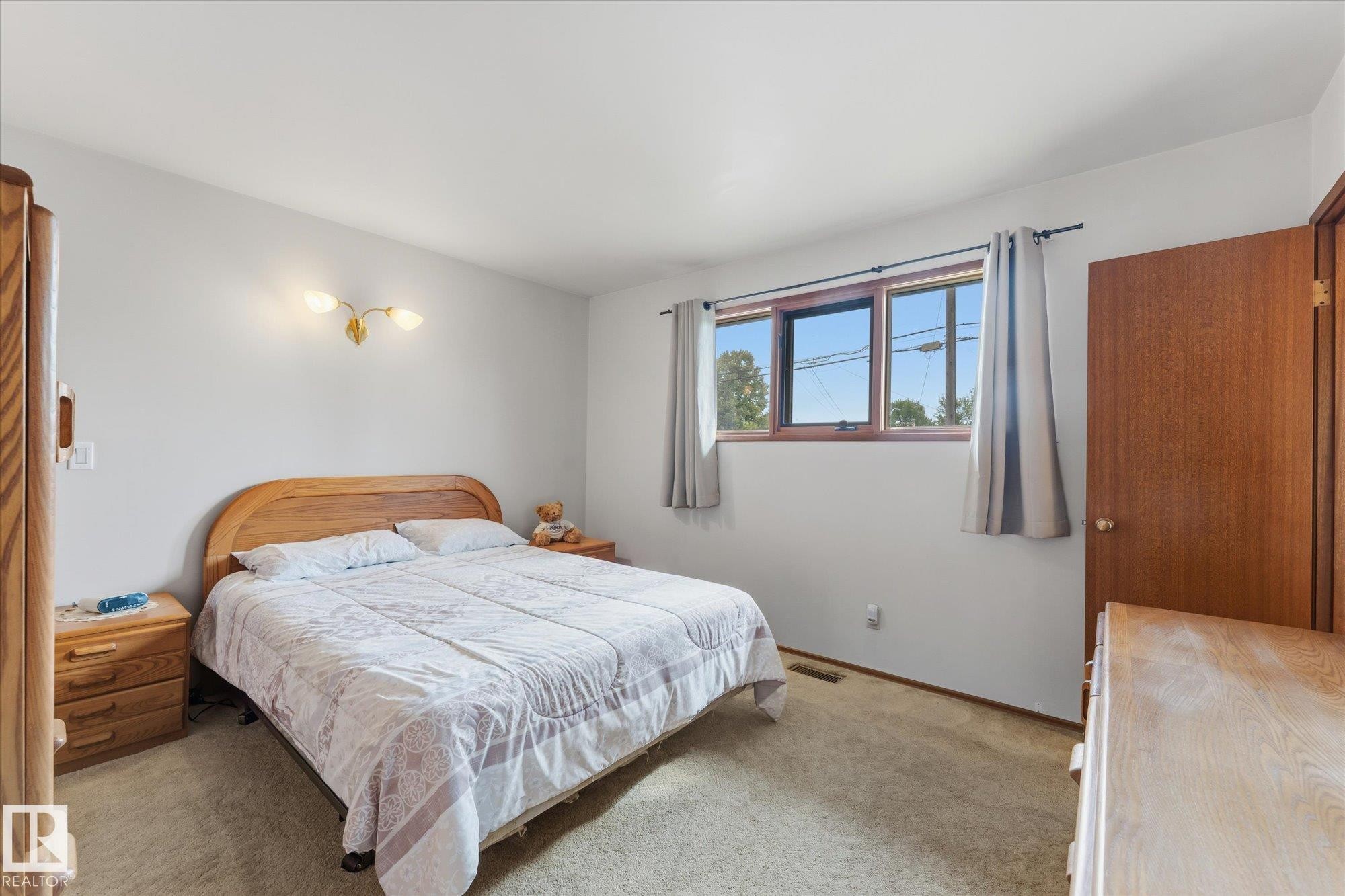 8727 73 Street Nw, Edmonton, AB - Indoor Photo Showing Bedroom