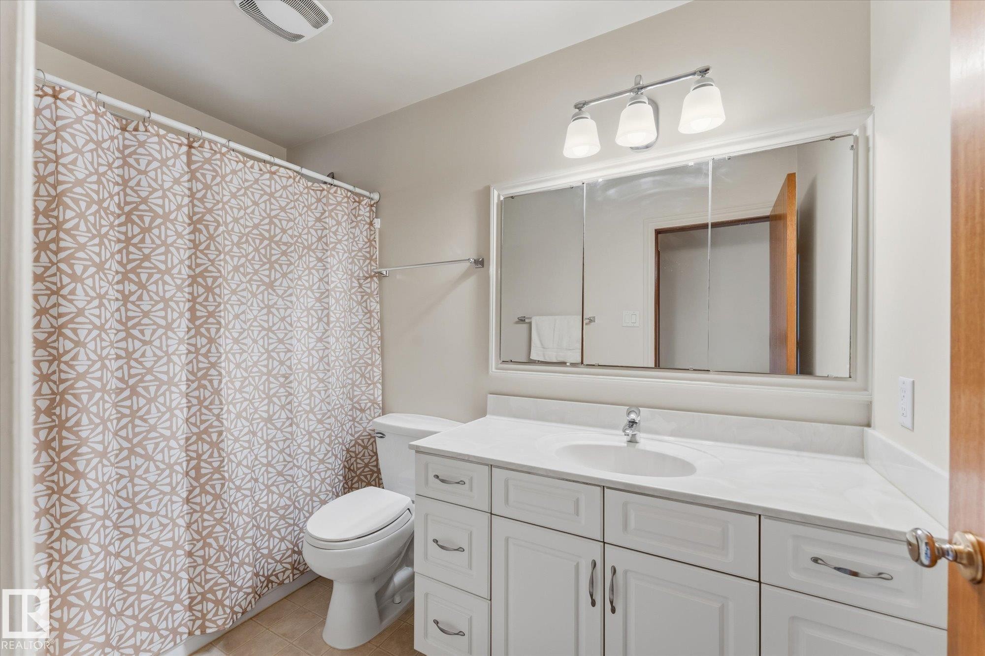8727 73 Street Nw, Edmonton, AB - Indoor Photo Showing Bathroom