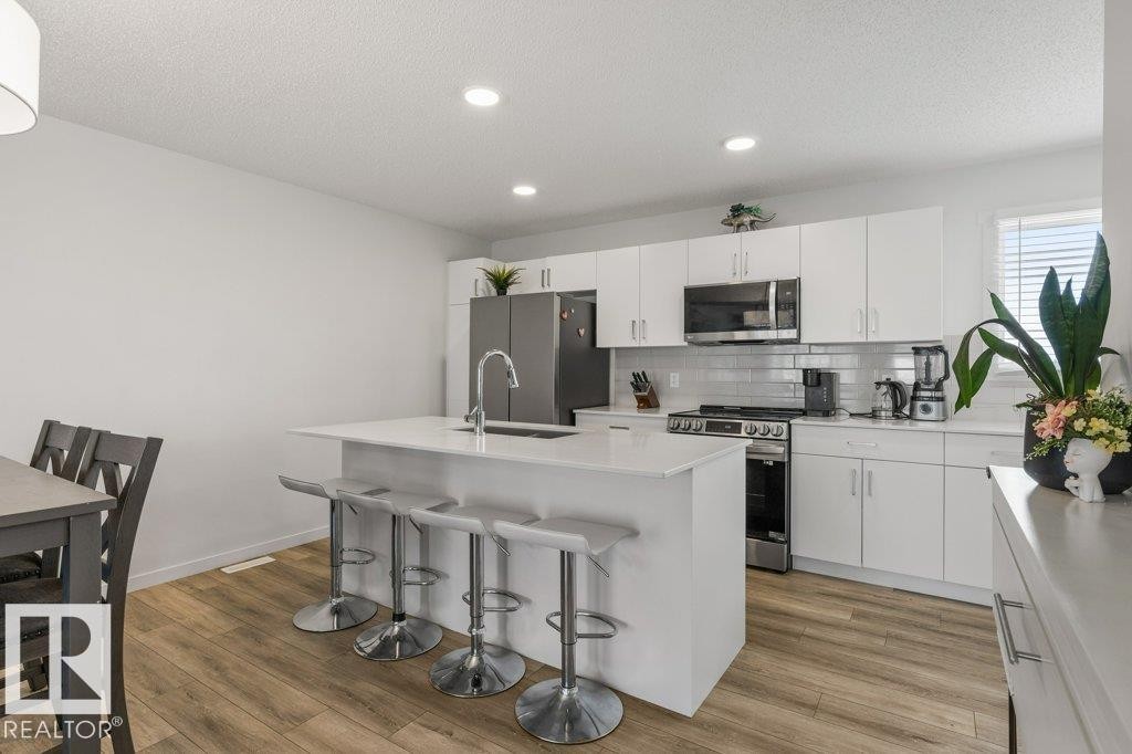 24 Jensen Gate, St. Albert, AB - Indoor Photo Showing Kitchen With Upgraded Kitchen