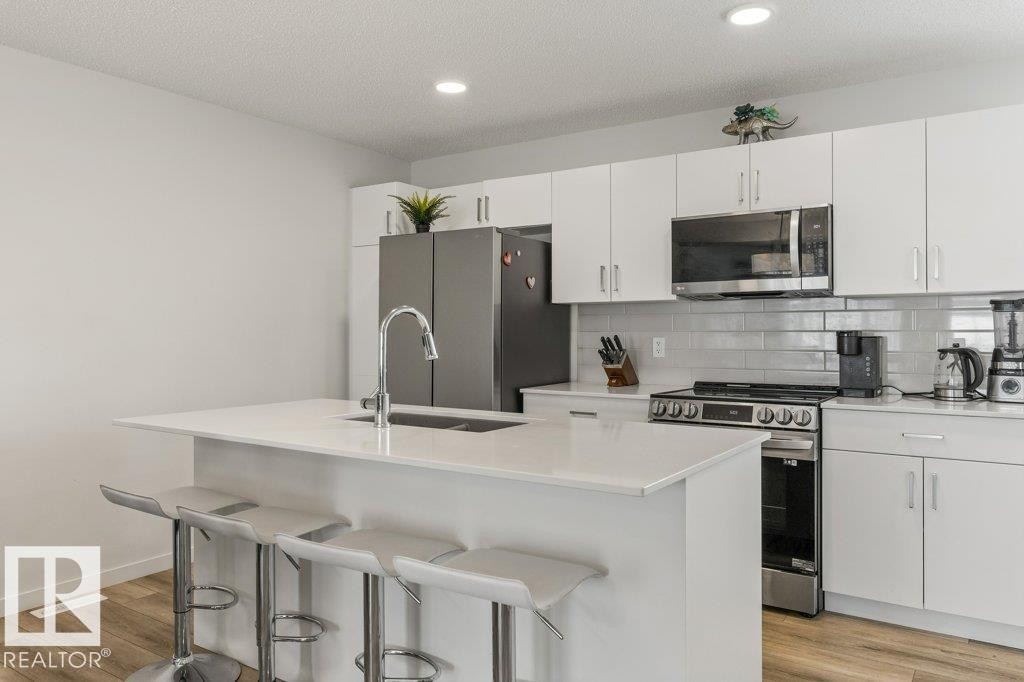 24 Jensen Gate, St. Albert, AB - Indoor Photo Showing Kitchen With Upgraded Kitchen